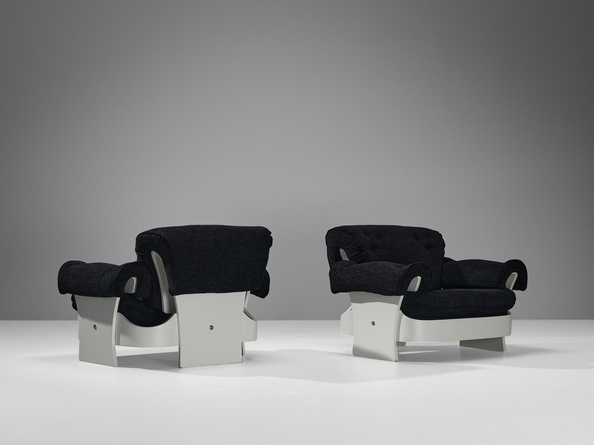 Pair of lounge chairs, plywood, fabric, Italy, 1970s

Pair of armchairs composed of white lacquered wood. The chairs are build up from a square base with rounded edges and three large legs, one in the back and one at each side. The wooden parts