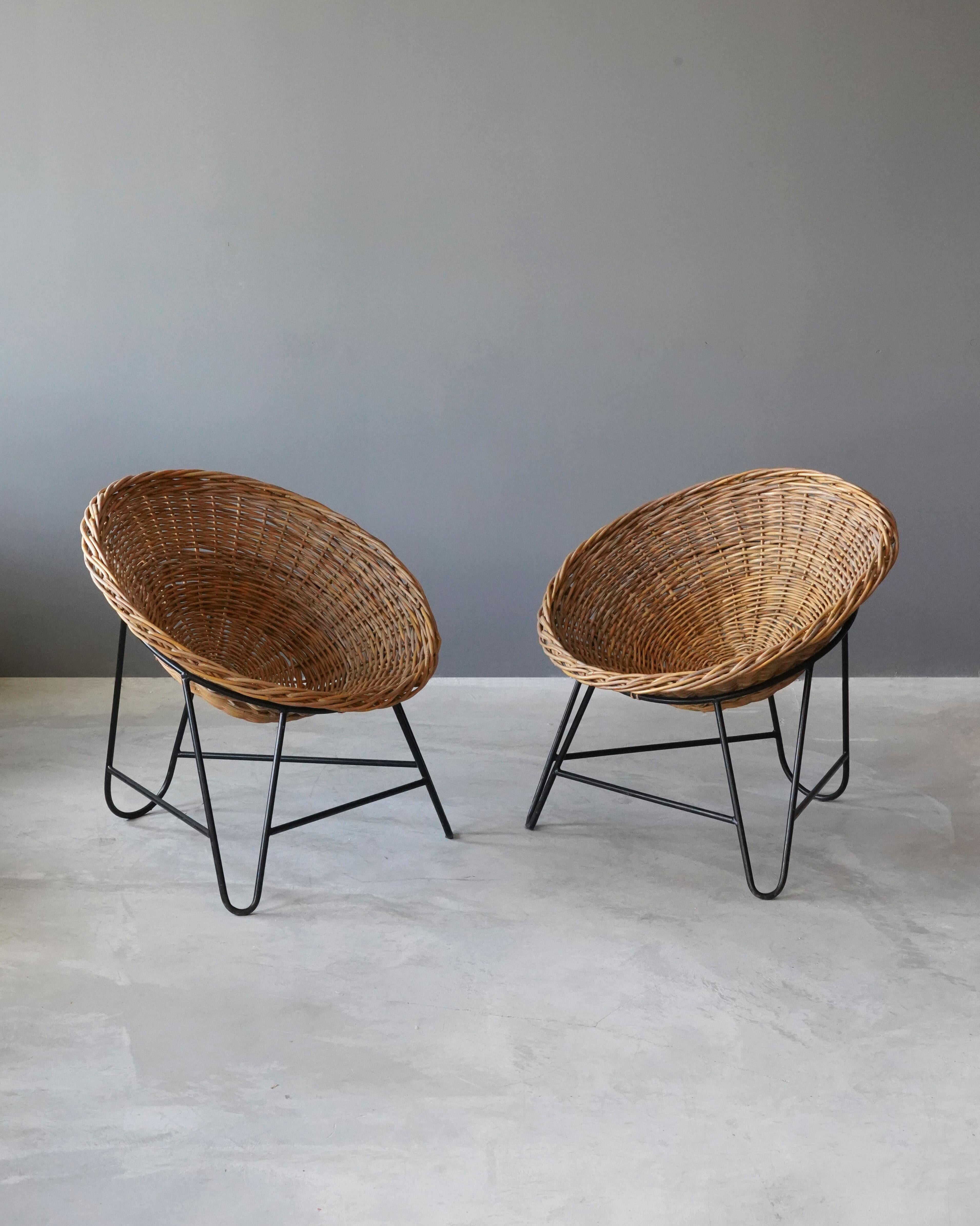 A pair of lounge chairs. Designed and produced in Italy, 1960s. In woven rattan with a black-lacquered metal frame.



 