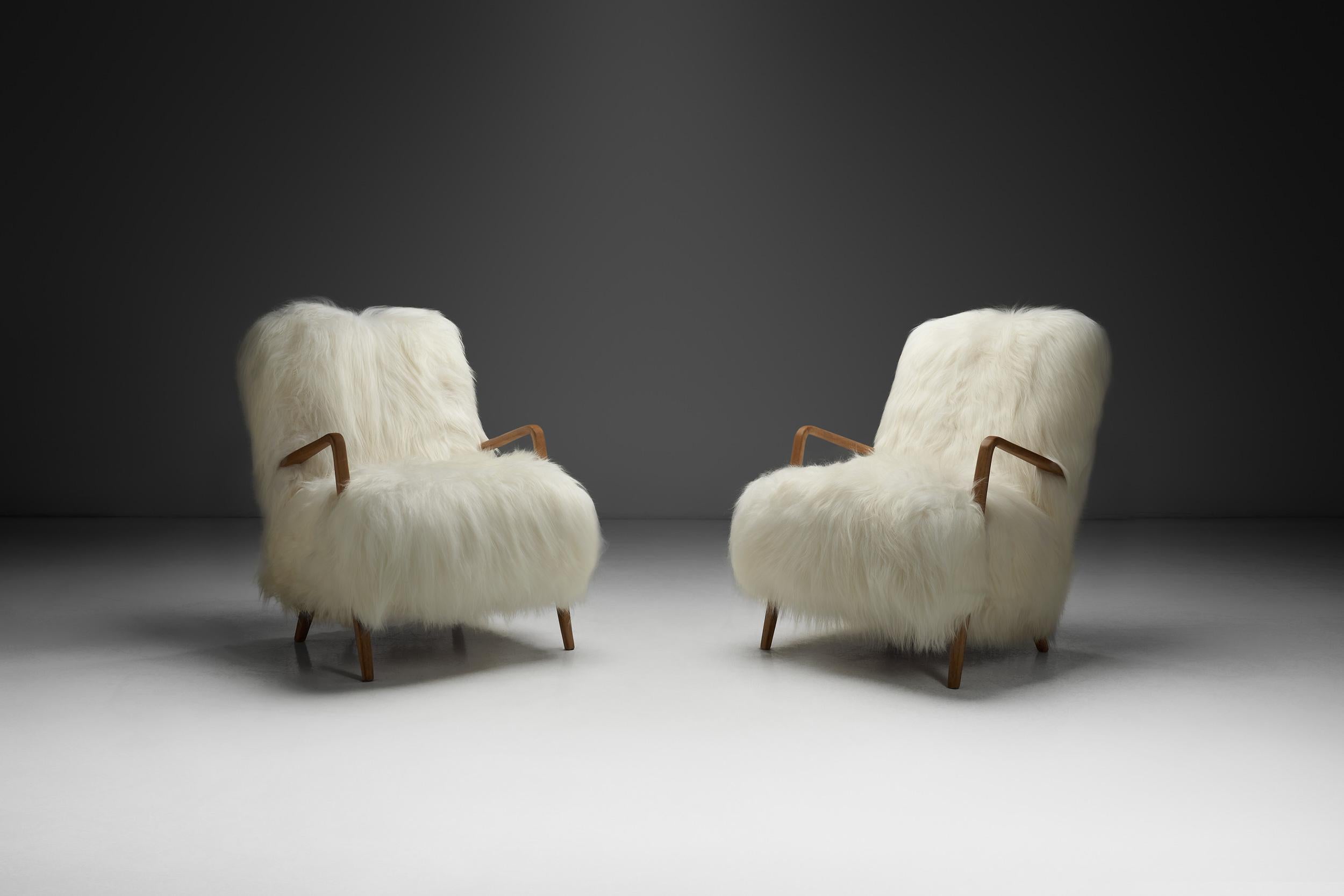 Italienische Möbel aus der Mitte des Jahrhunderts zeichnen sich durch Funktionalität, eine elegante Designästhetik, perfekte Ausführung und Exklusivität aus. Die Sitzmöbelmodelle dieser Zeit, zu denen auch dieses Sesselpaar gehört, wurden