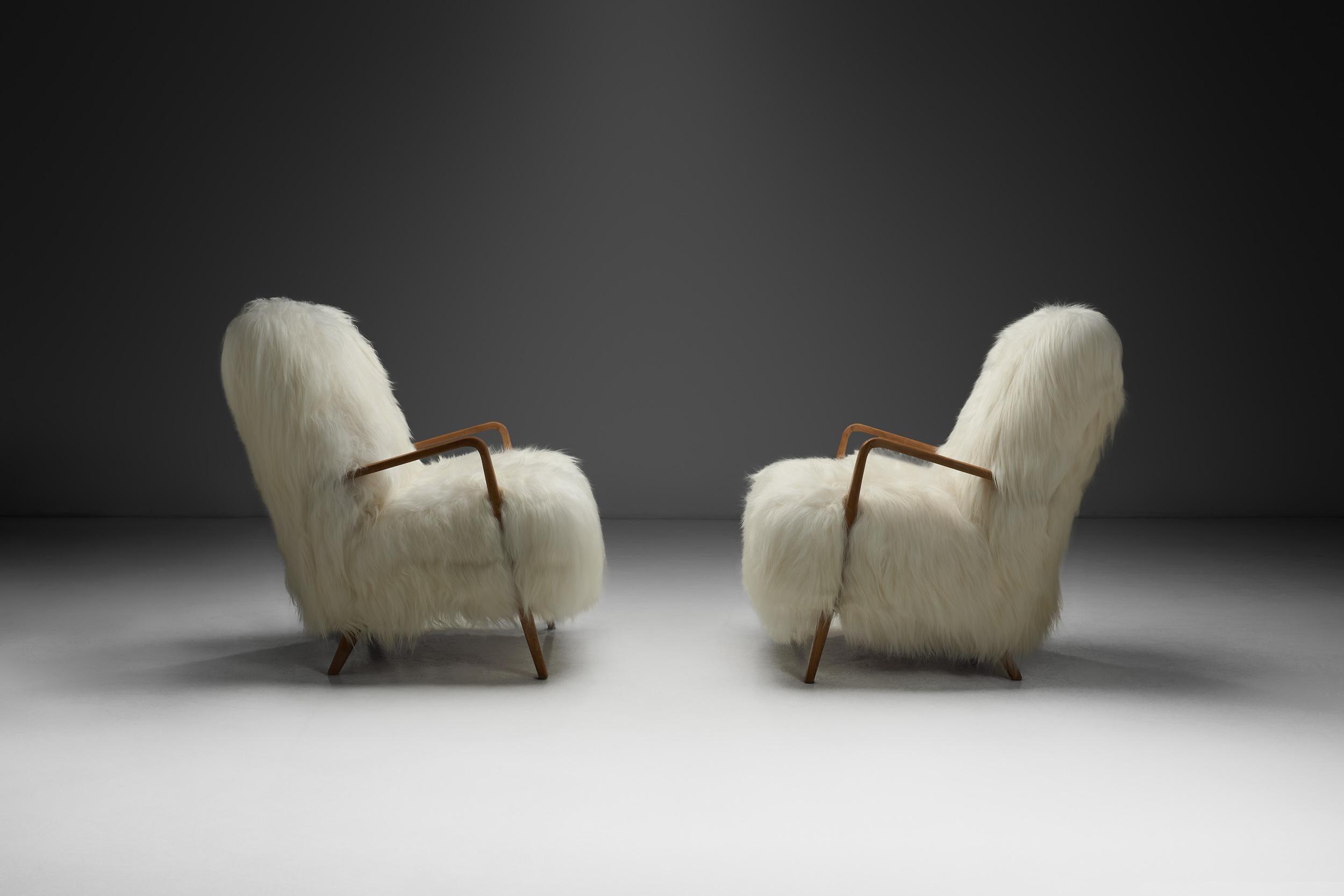 Italienische Loungesessel aus weißem Longhair-Schaffell, gepolstert, Italien 1960er Jahre (Mitte des 20. Jahrhunderts) im Angebot