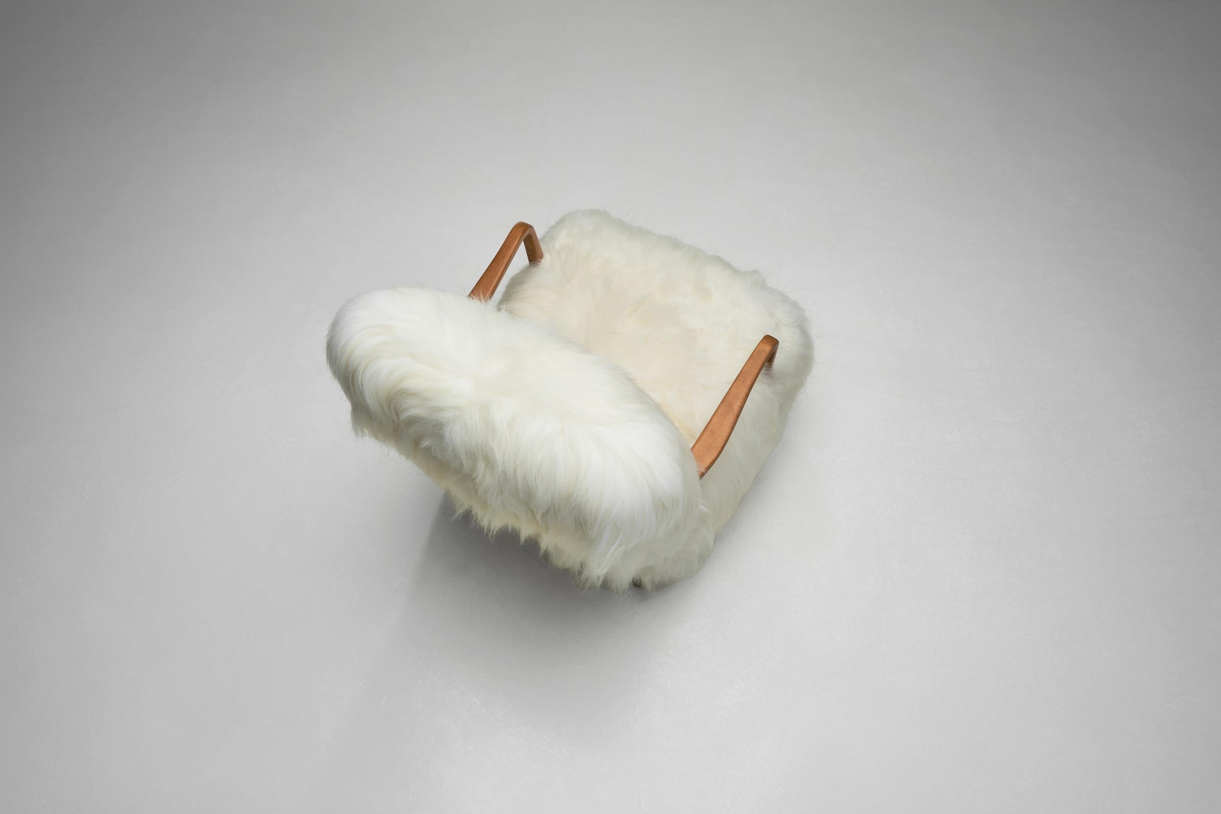 Italienische Loungesessel aus weißem Longhair-Schaffell, gepolstert, Italien 1960er Jahre (Schaffell und Schafleder) im Angebot