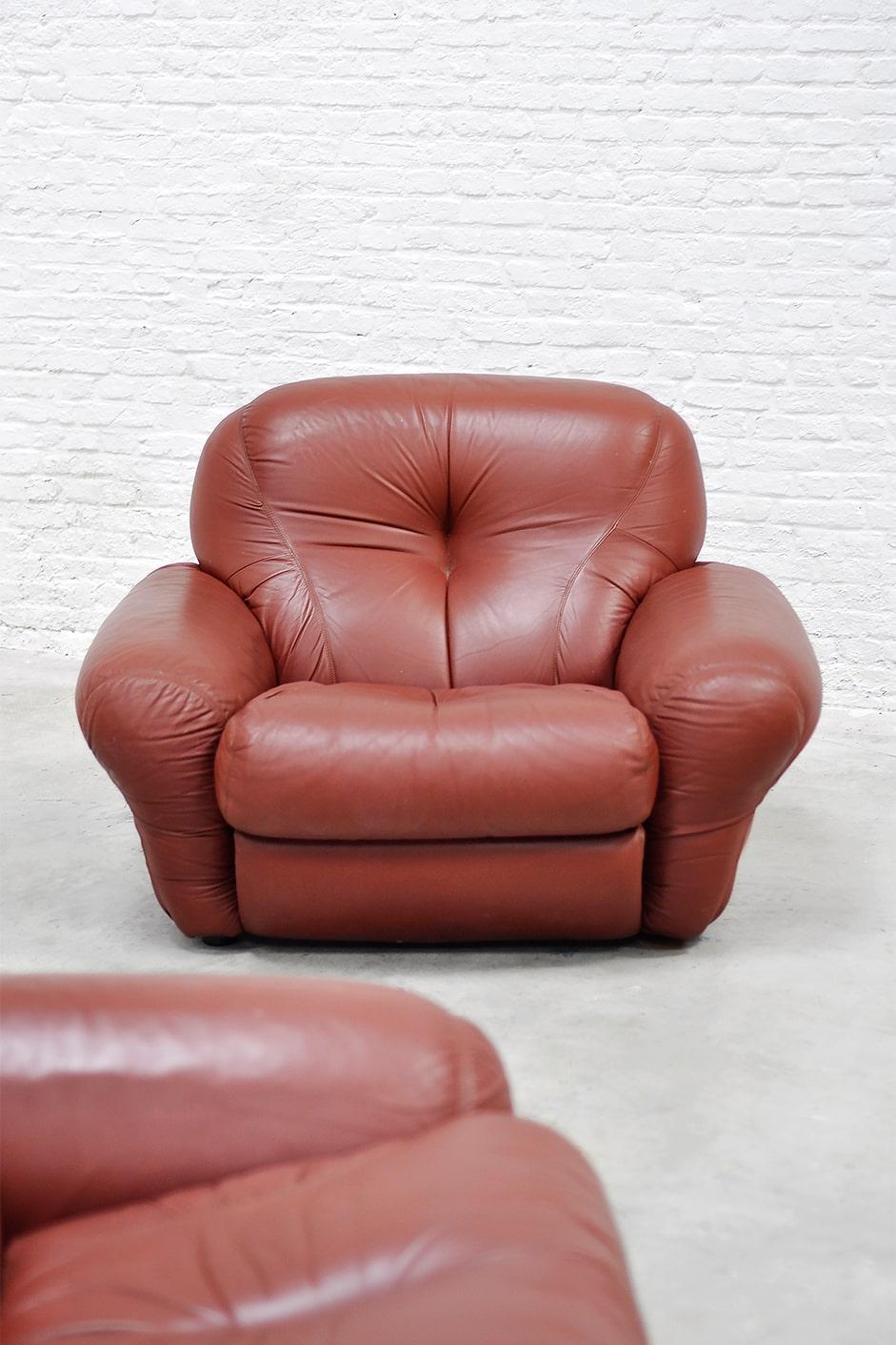 Italian Lounge Chairs with Ottomans in Cognac Leather, 1970s In Good Condition In Antwerp, Antwerp