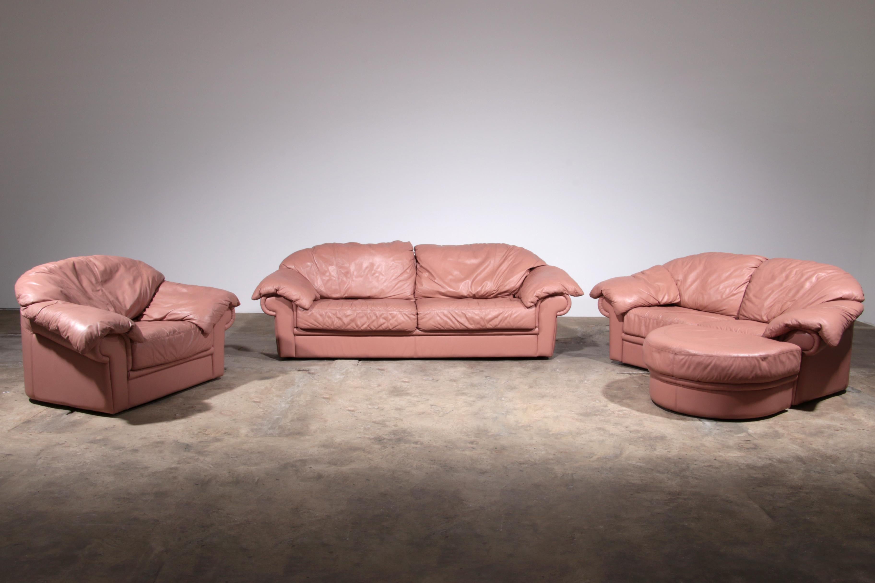 Dieses luxuriöse 4-teilige Vintage-Lounge-Set aus den 1970er Jahren präsentiert zeitloses italienisches Design in einem atemberaubenden Rosé-Ton. Das Set besteht aus hochwertigem, dickem Leder mit breiten Sitzflächen und einem stabilen,