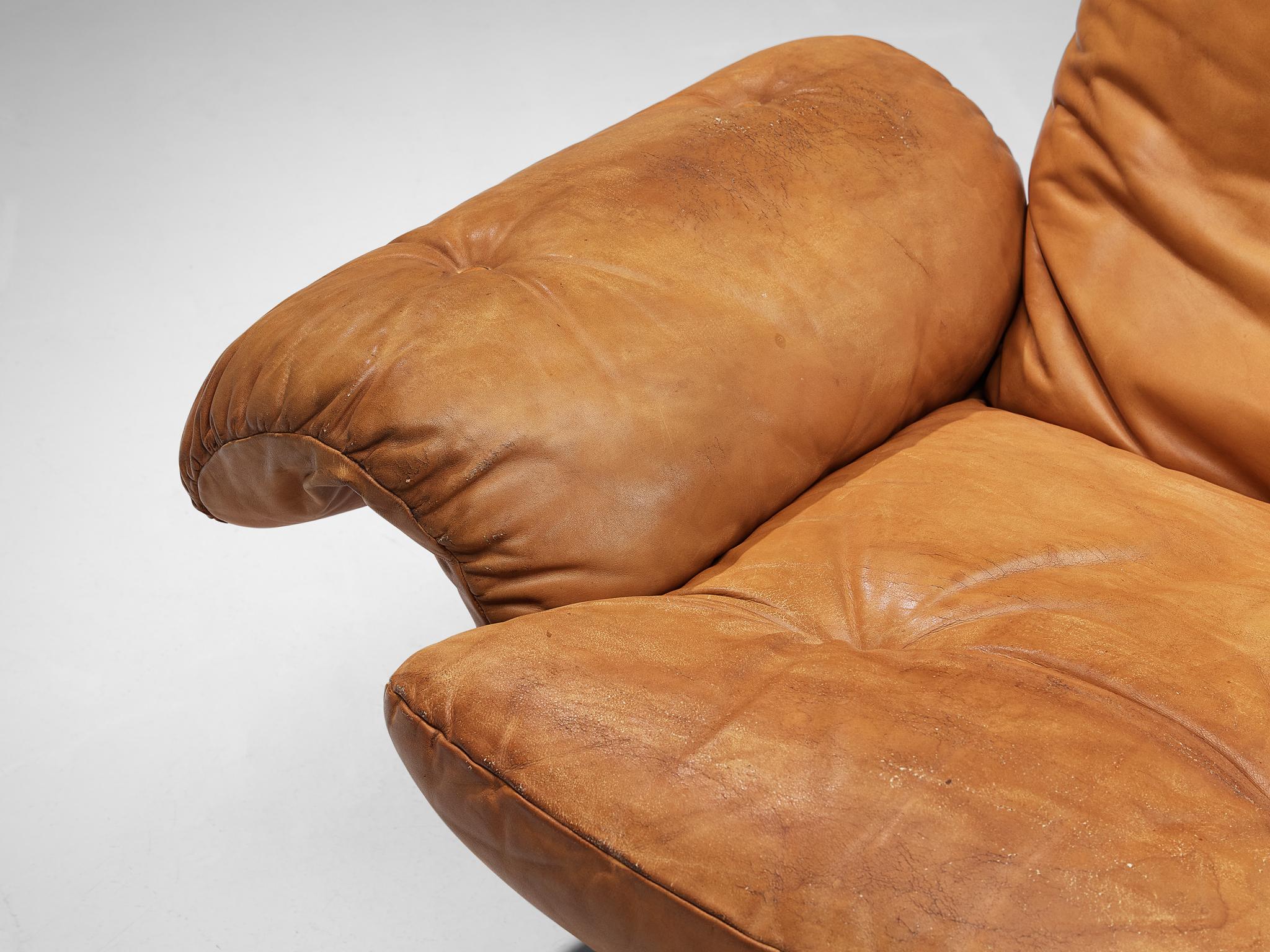 Ensemble de salon italien avec chaises et repose-pieds en cuir cognac et aluminium  en vente 6