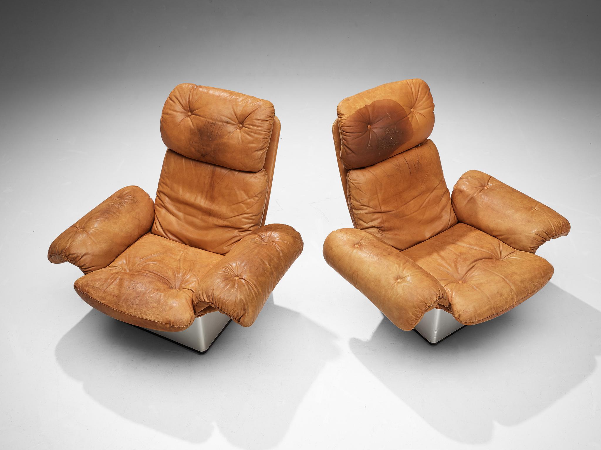 Postmoderne Ensemble de salon italien avec chaises et repose-pieds en cuir cognac et aluminium  en vente