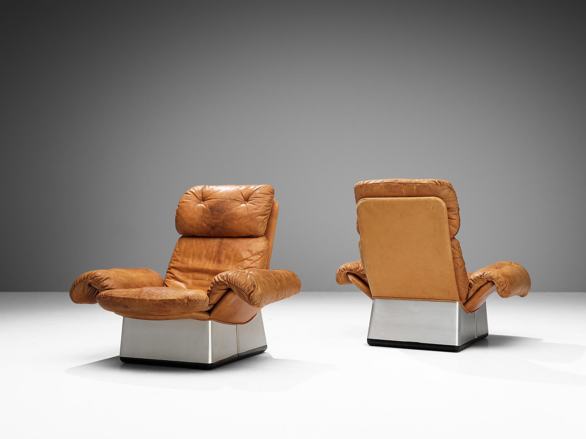 Ensemble de salon italien avec chaises et repose-pieds en cuir cognac et aluminium  Bon état - En vente à Waalwijk, NL