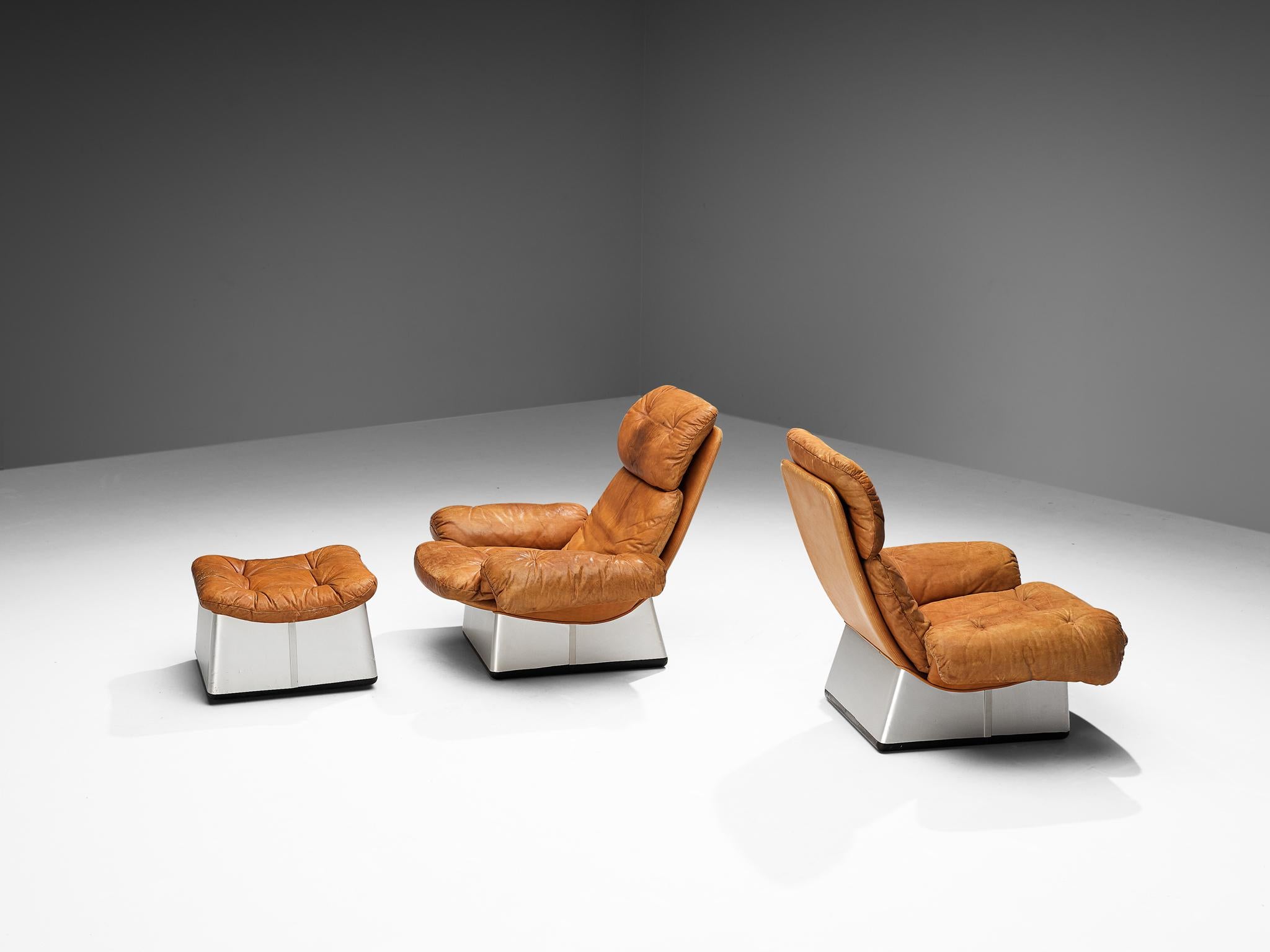 Fin du 20e siècle Ensemble de salon italien avec chaises et repose-pieds en cuir cognac et aluminium  en vente