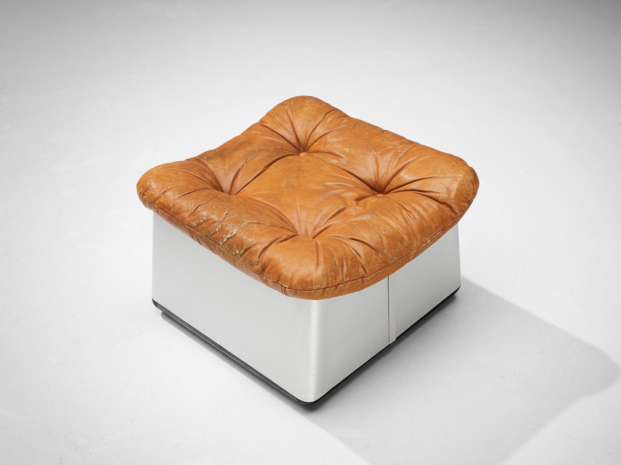 Aluminium Ensemble de salon italien avec chaises et repose-pieds en cuir cognac et aluminium  en vente