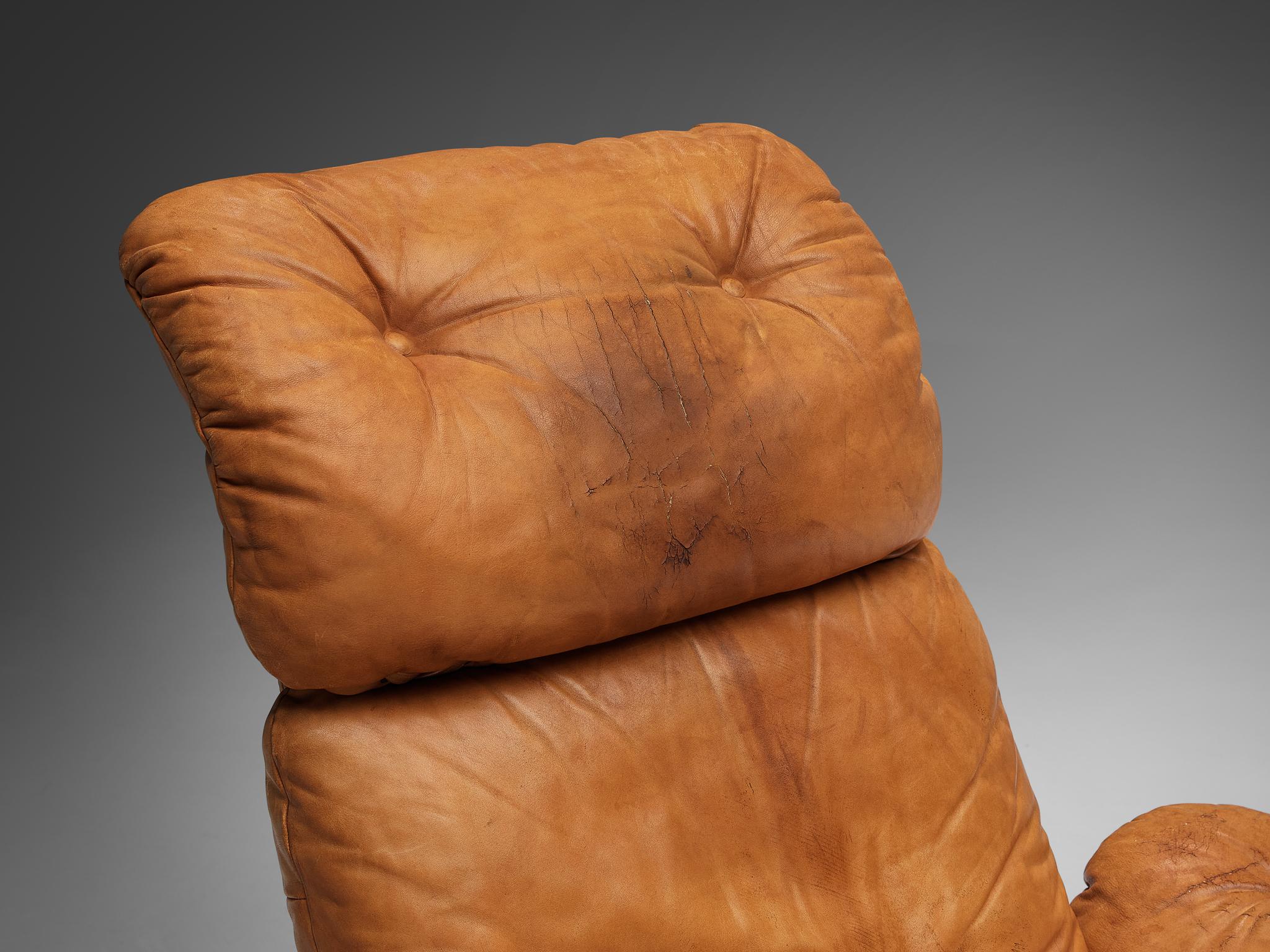 Ensemble de salon italien avec chaises et repose-pieds en cuir cognac et aluminium  en vente 1