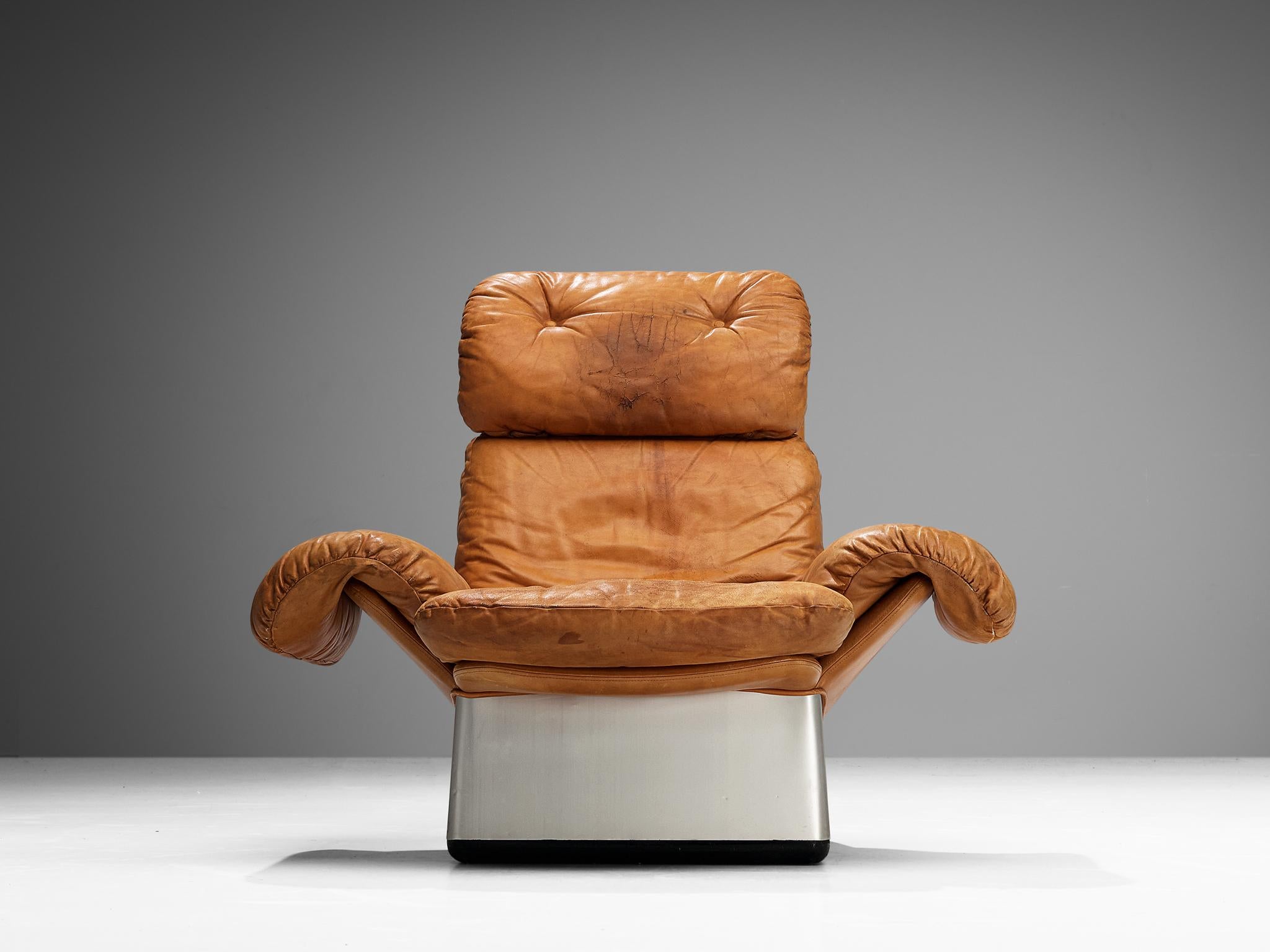 Ensemble de salon italien avec chaises et repose-pieds en cuir cognac et aluminium  en vente 2