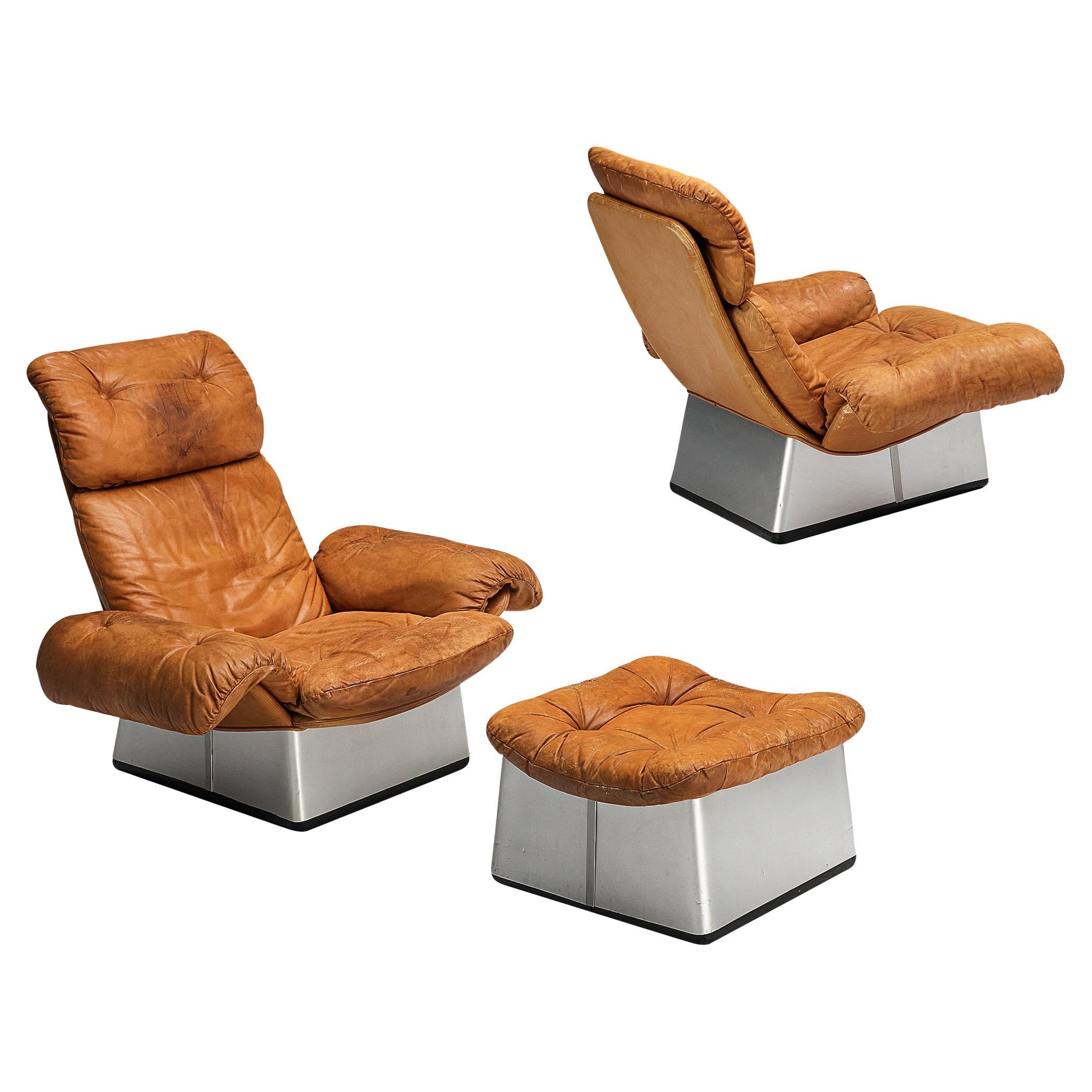 Ensemble de salon italien avec chaises et repose-pieds en cuir cognac et aluminium  en vente