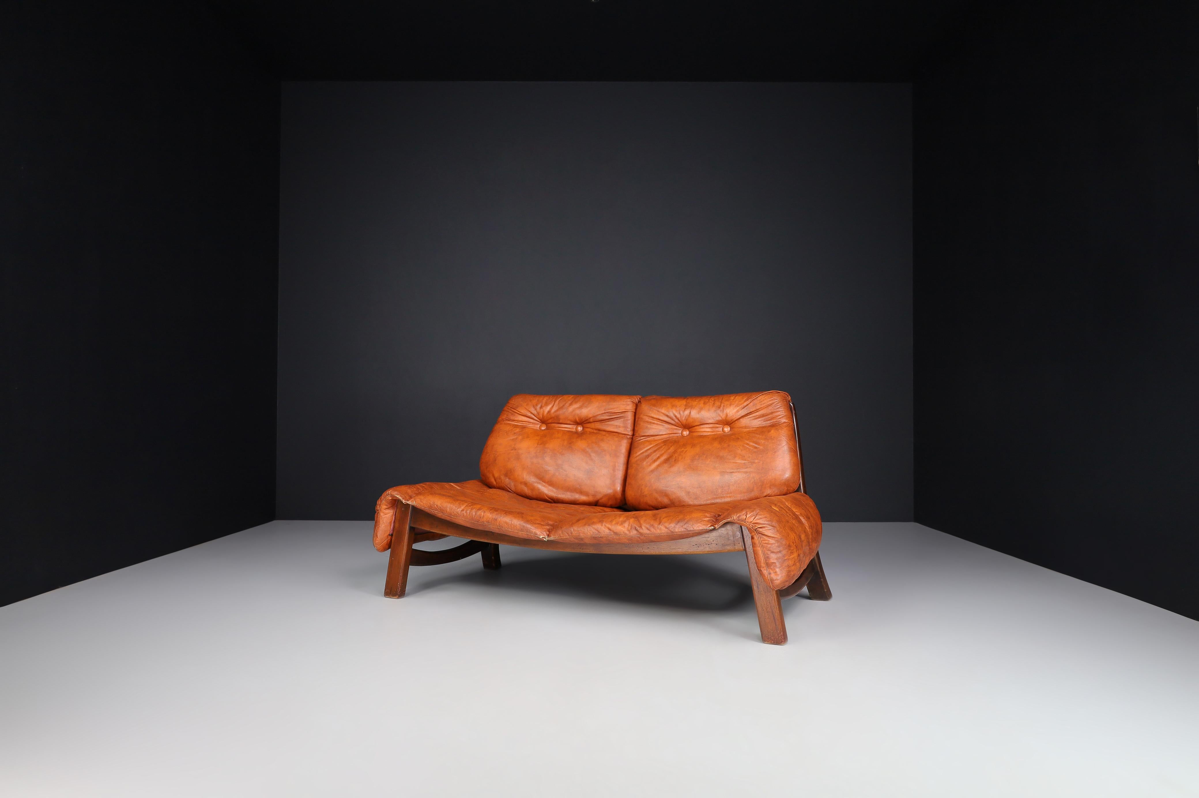 Italian Lounge sofa in fine leather and Walnut Wood, Italy 1970s

This Italian oversized lounge sofa from the 1970s is made of solid walnut wood and fine leather. This sofa has an elegant design that combines both elements and is comfortable with