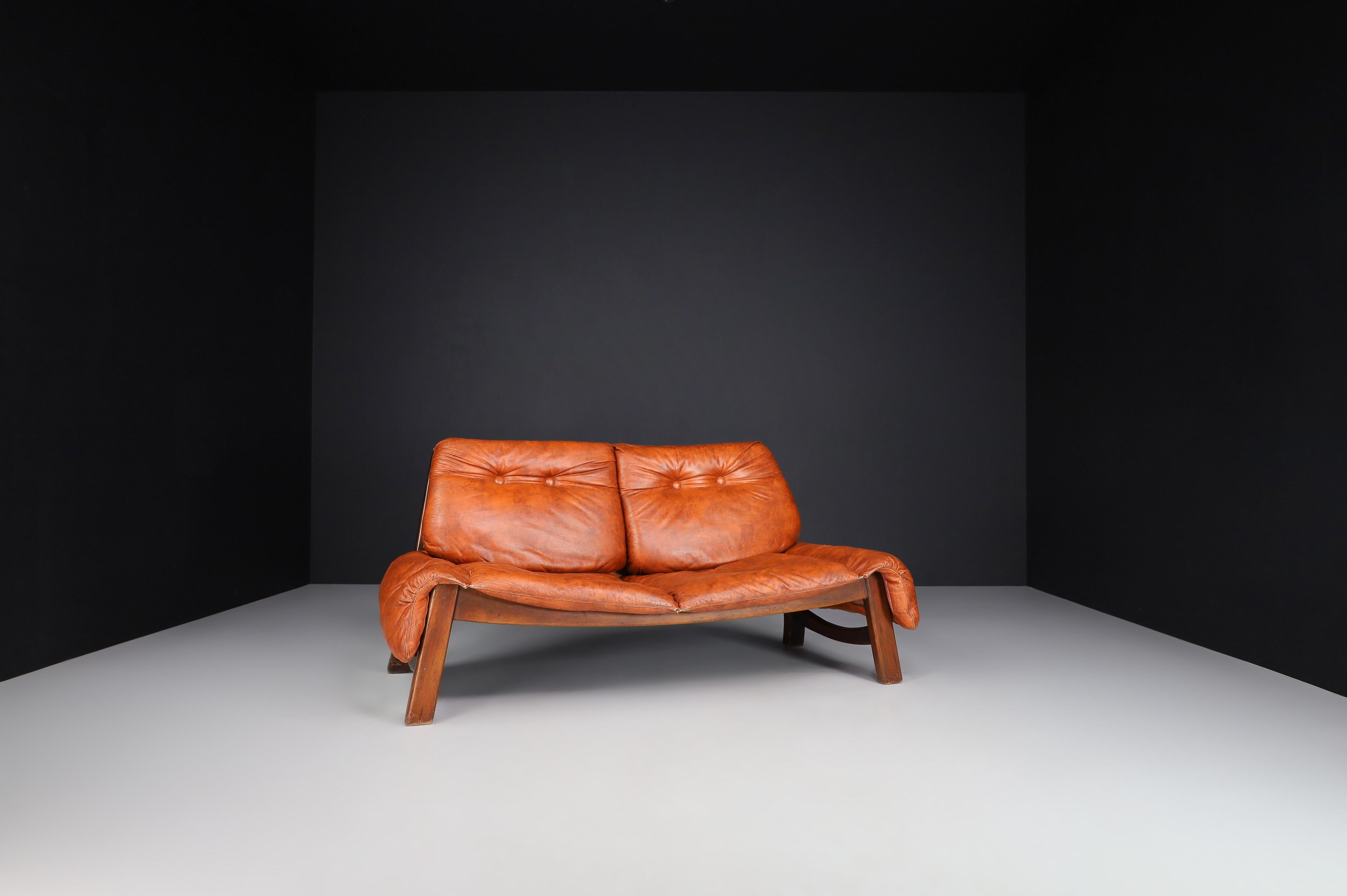 Mid-Century Modern Canapé Lounge italien en cuir fin et Wood Wood, Italie 1970   en vente