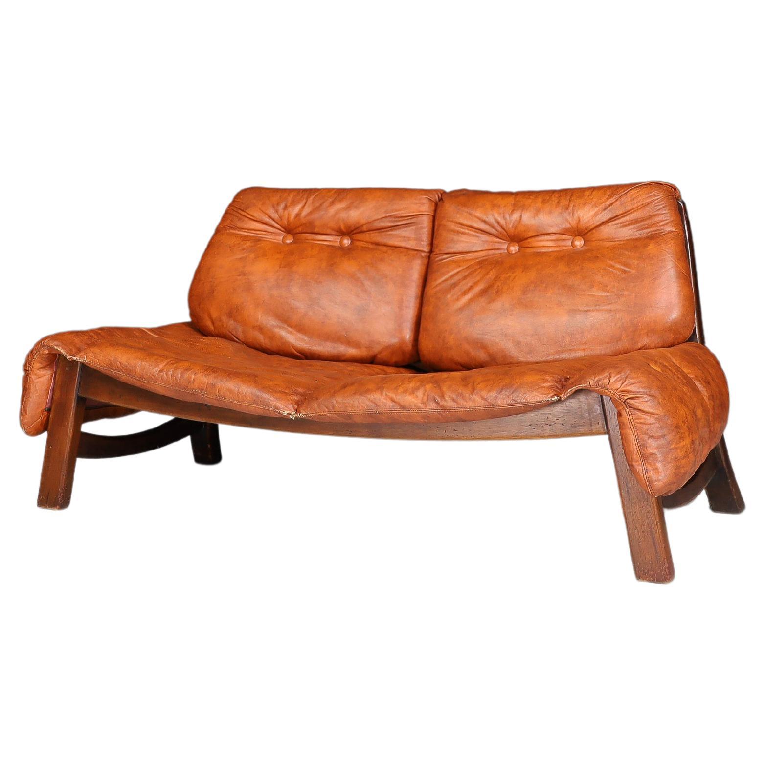Italian Lounge sofa in fine leather and Walnut Wood, Italy 1970s   For Sale
