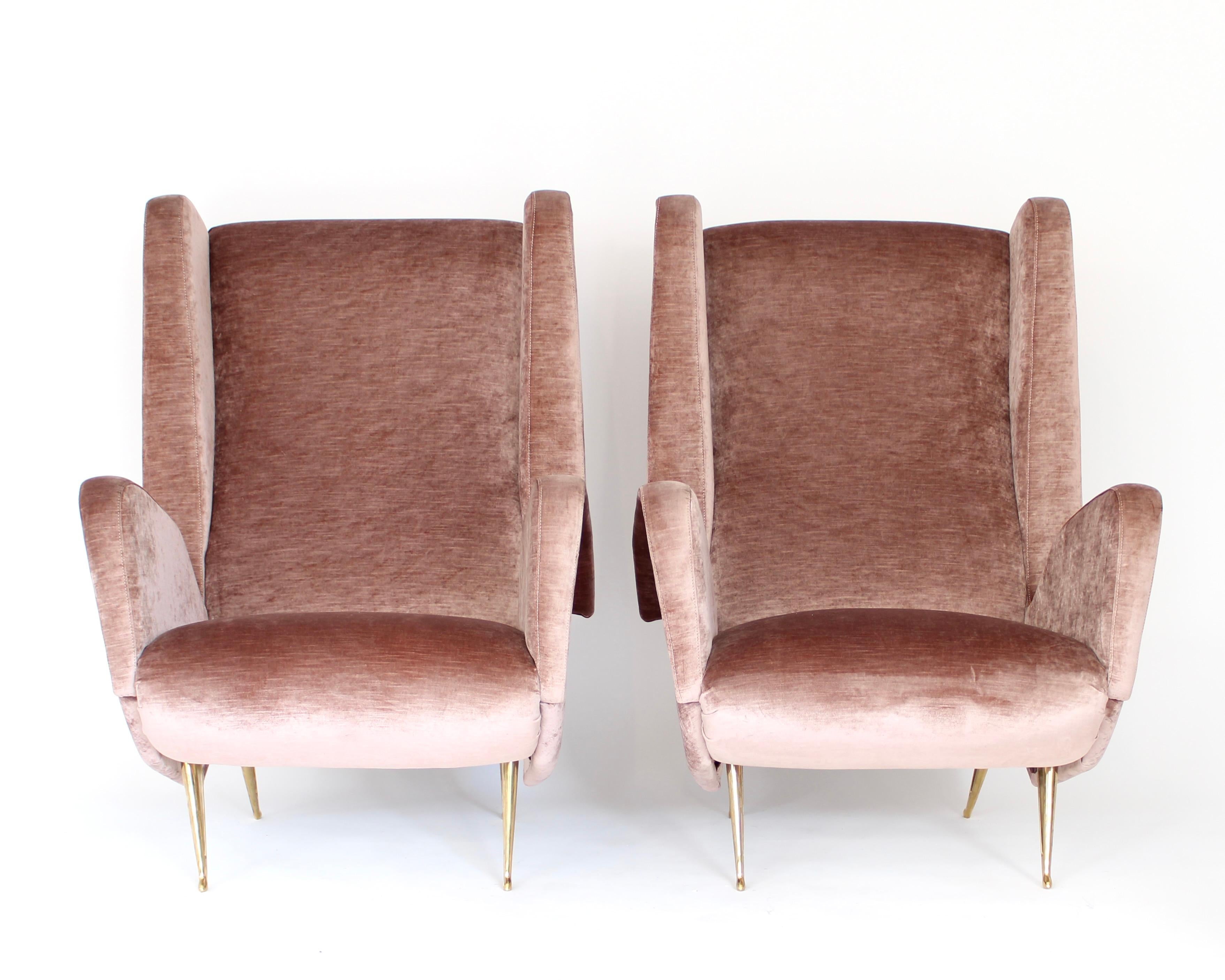 Chaises longues à dossier haut ou fauteuils à oreilles italiens du milieu du siècle dernier par ISA Bergamo et attribués à Gio Ponti, signés et numérotés ISA... Récemment retapissé en Italie. Chaise de salon italienne par ISA Bergamo rembourrée dans