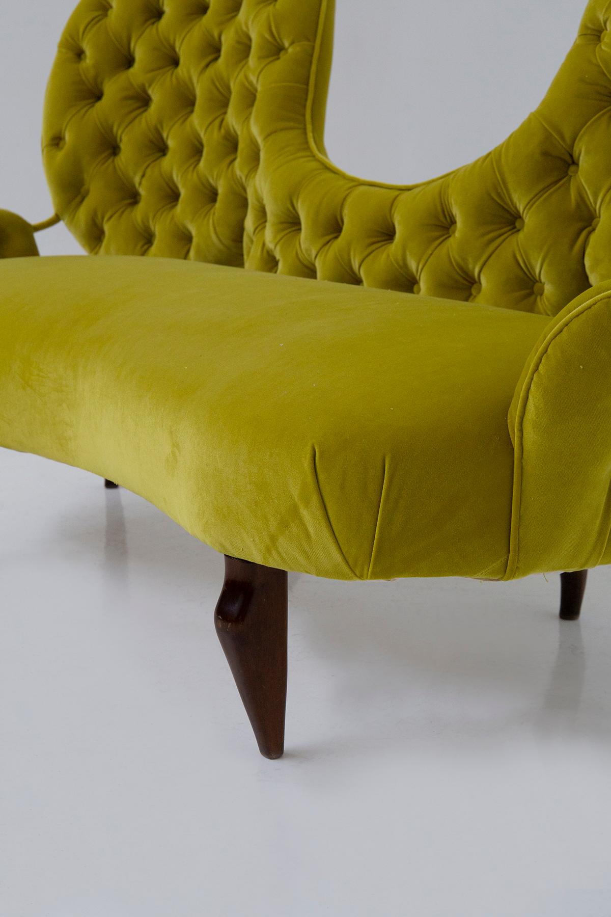 Italienisches Loveseat-Sofa von Renzo Zavanella aus gelbem Samt im Angebot 5