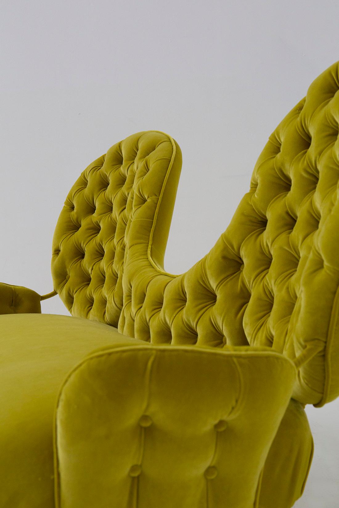 Italienisches Loveseat-Sofa von Renzo Zavanella aus gelbem Samt im Angebot 9