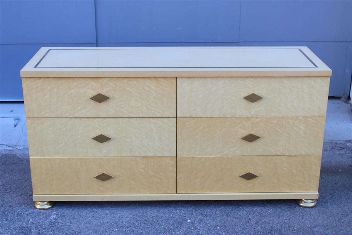 Italian low chest of drawers in maple and brass 1970s rectangular.