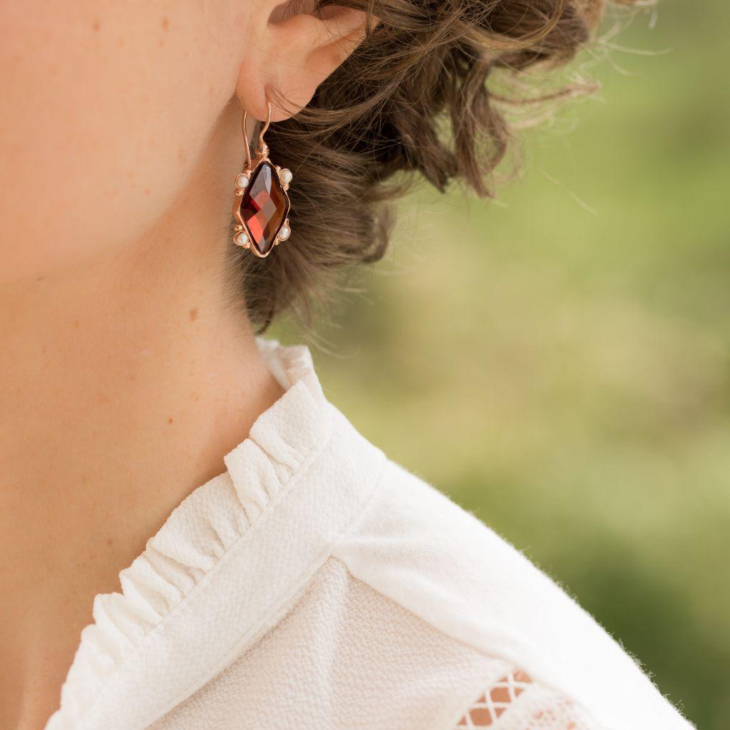 For pierced ears.
Pair of earrings in silver and rose gold.
Lever- back shape, they support a lozenge cut crystal, set on these 4 sides with white glass pearls.
The clasp of this vermeil designer jewel is a swan neck with safety hook.
Height: 3.6