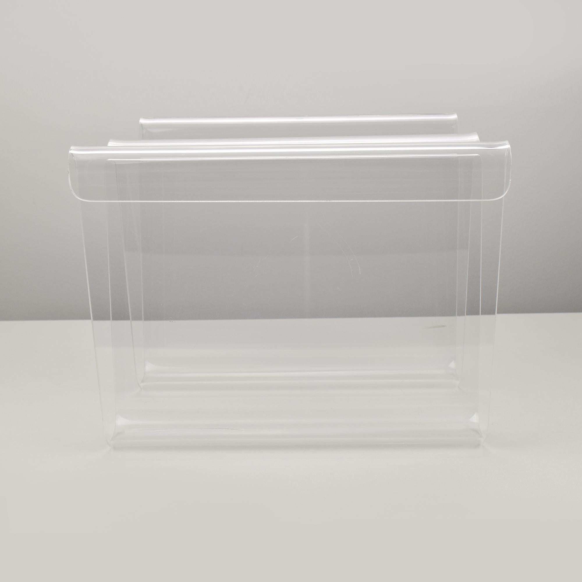 Italian Lucite Acrylic Magazine Rack Stand 1970s Guzzini Style In Good Condition For Sale In Bad Säckingen, DE