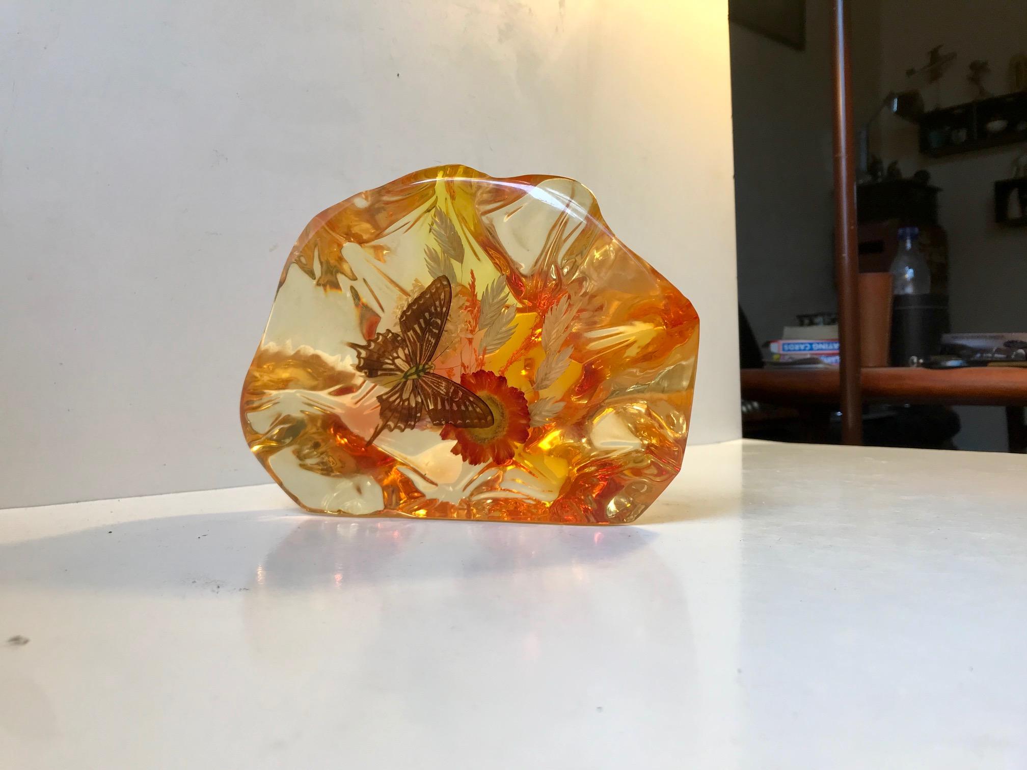 Italian Lucite Micro Cosmos with Butterfly and Flowers, 1960s In Good Condition For Sale In Esbjerg, DK