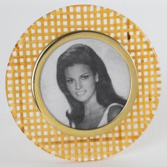 Marco italiano de lucita, ratán y aluminio dorado, hacia 1970