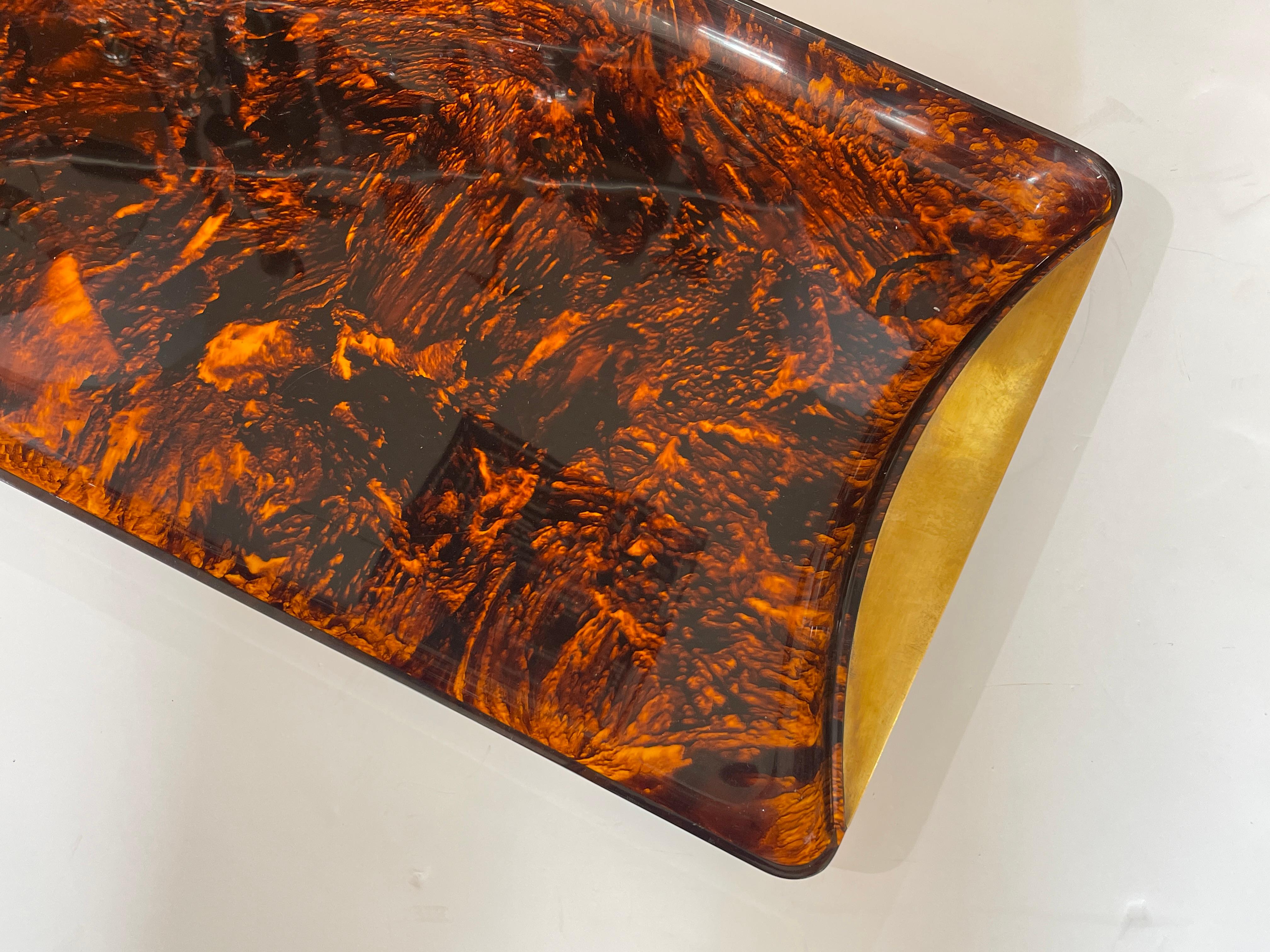 Fatto a mano Italian Lucite Tortoiseshell & Brass Rim Serving Large Tray by Guzzini, 1970 in vendita