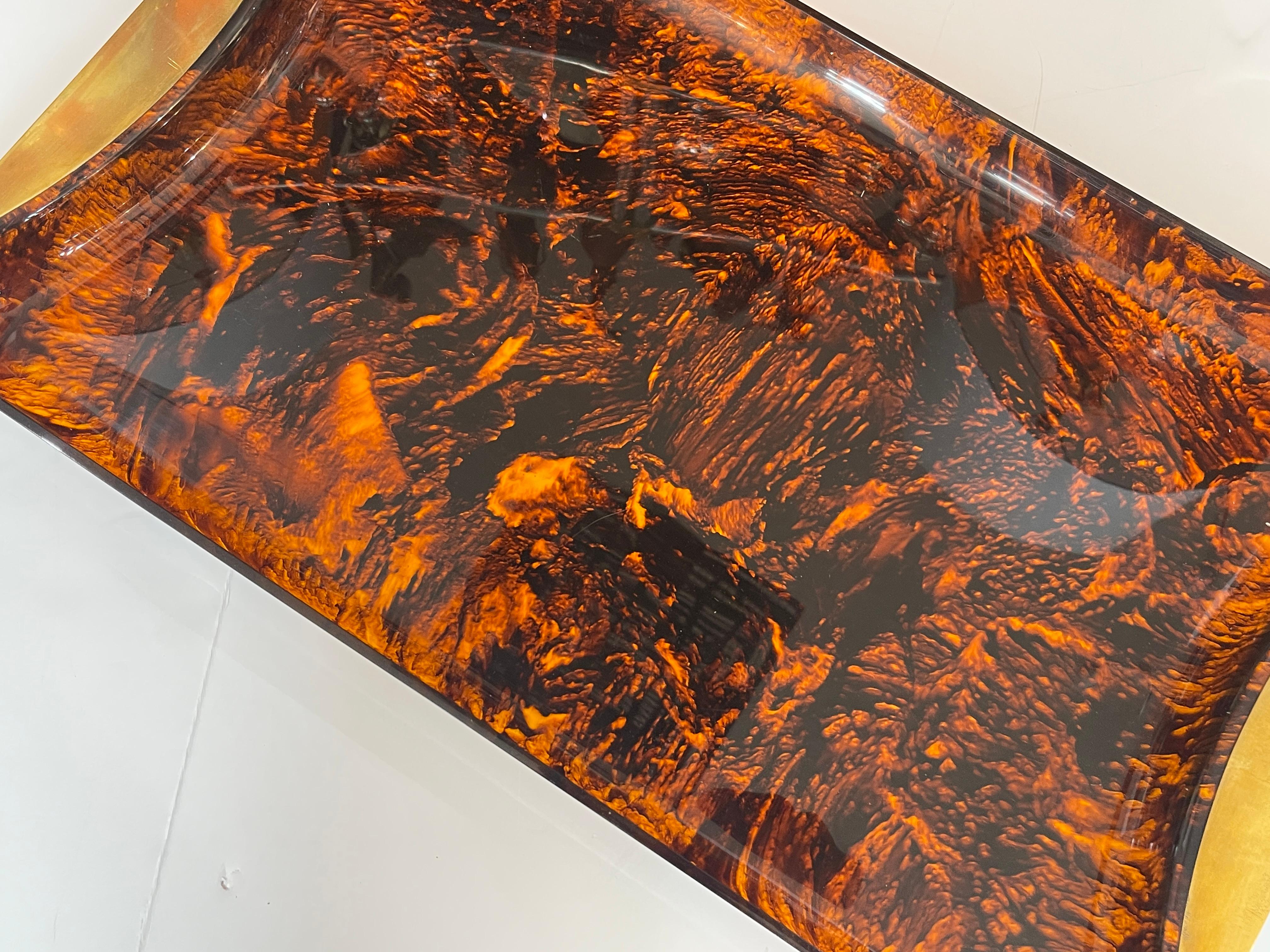 Italian Lucite Tortoiseshell & Brass Rim Serving Large Tray by Guzzini, 1970 In condizioni buone in vendita a West Palm Beach, FL