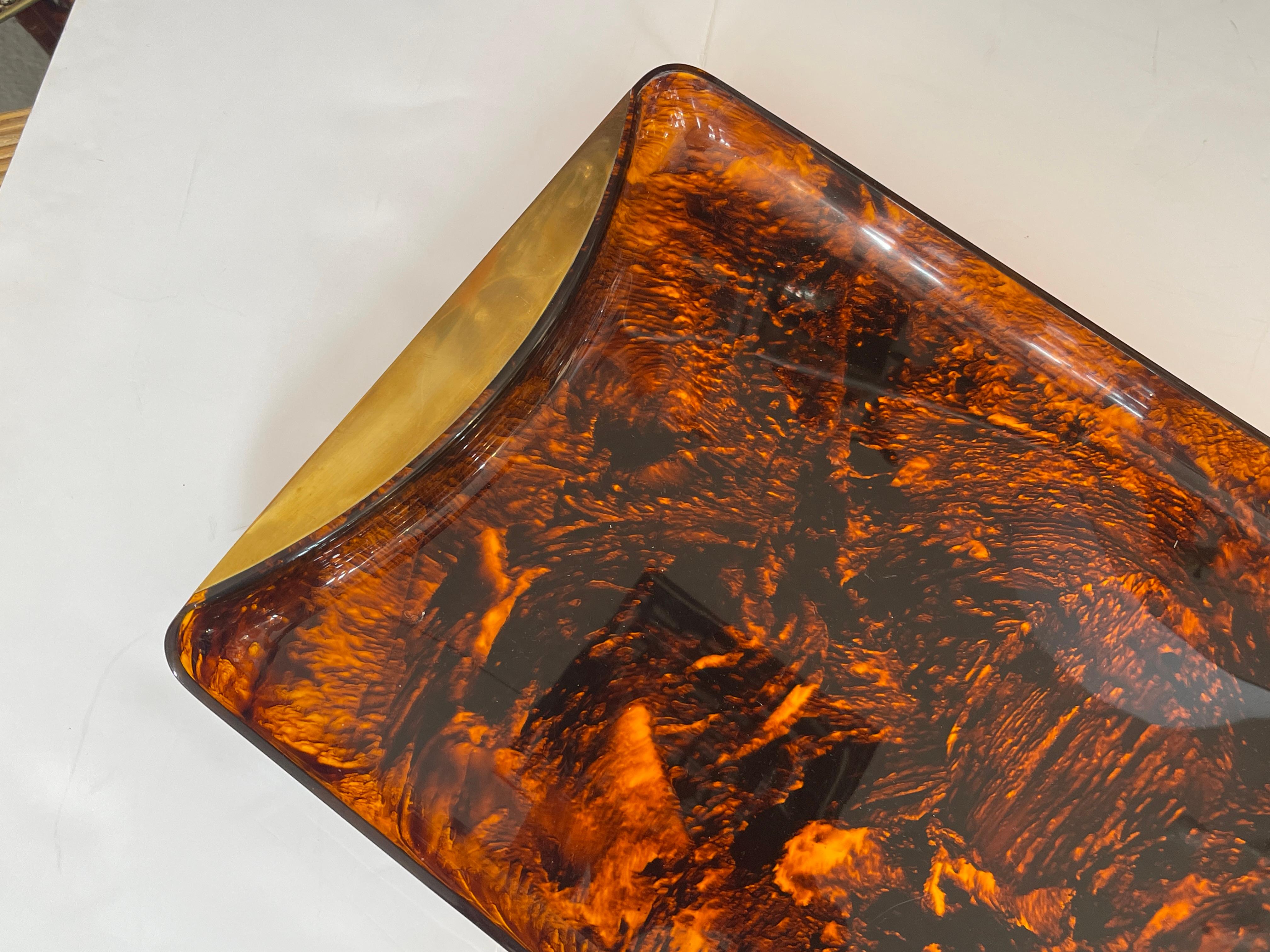 Fine XX secolo Italian Lucite Tortoiseshell & Brass Rim Serving Large Tray by Guzzini, 1970 in vendita