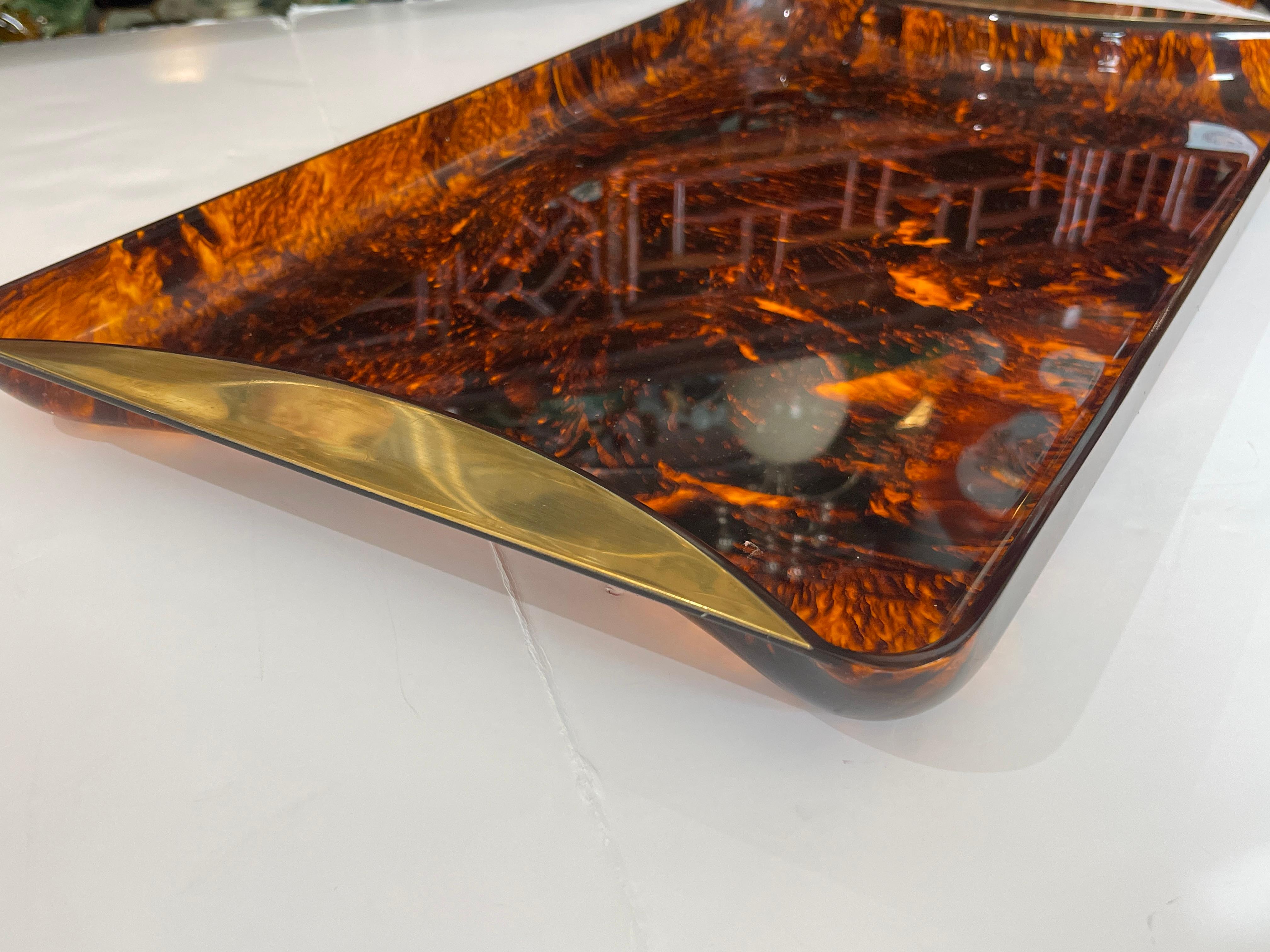 Italian Lucite Tortoiseshell & Brass Rim Serving Large Tray by Guzzini, 1970 in vendita 1