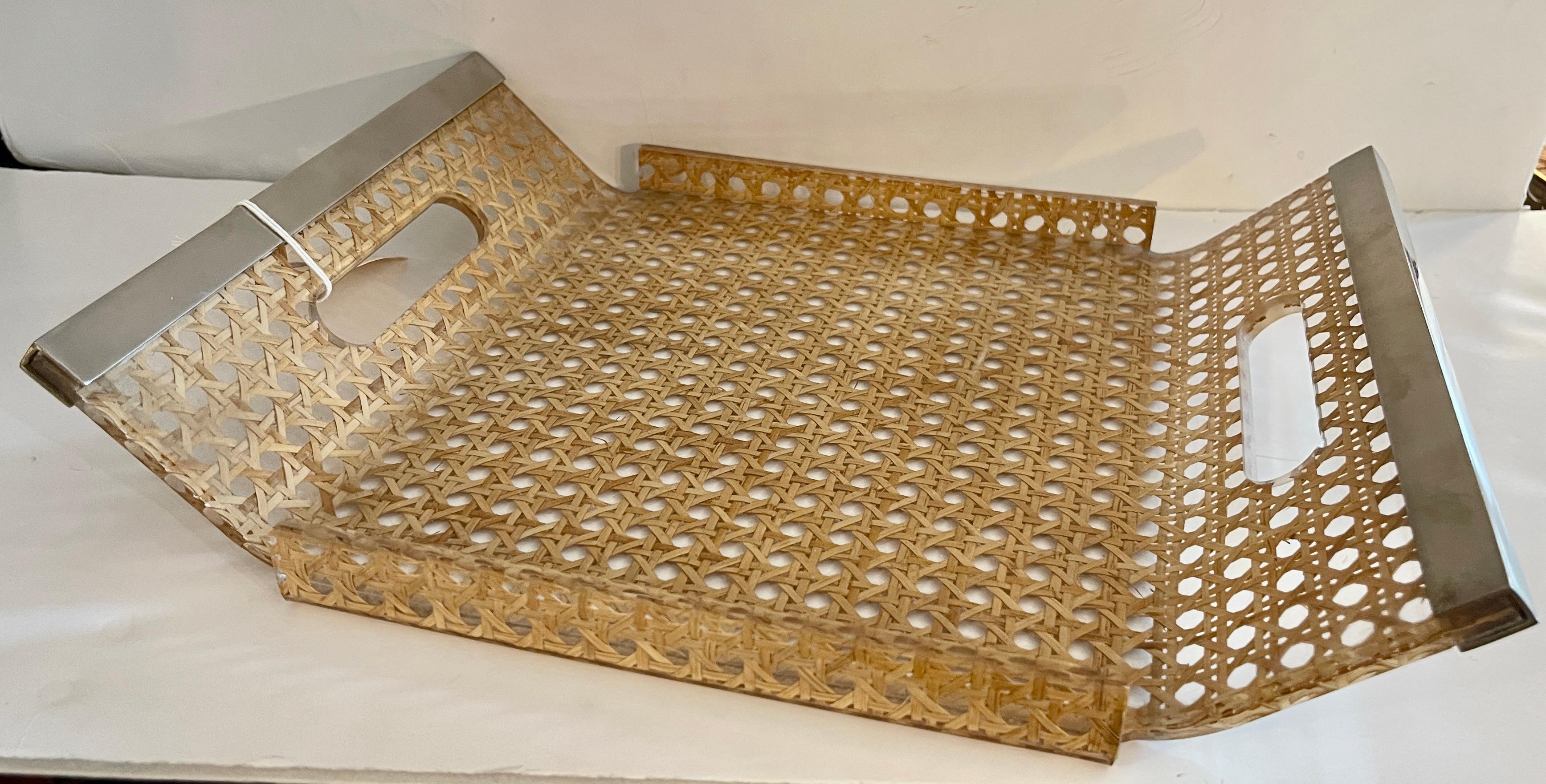 Italian Lucite & Vienna Straw Serving Tray Chrome Handles, 1960-1970 in vendita 4