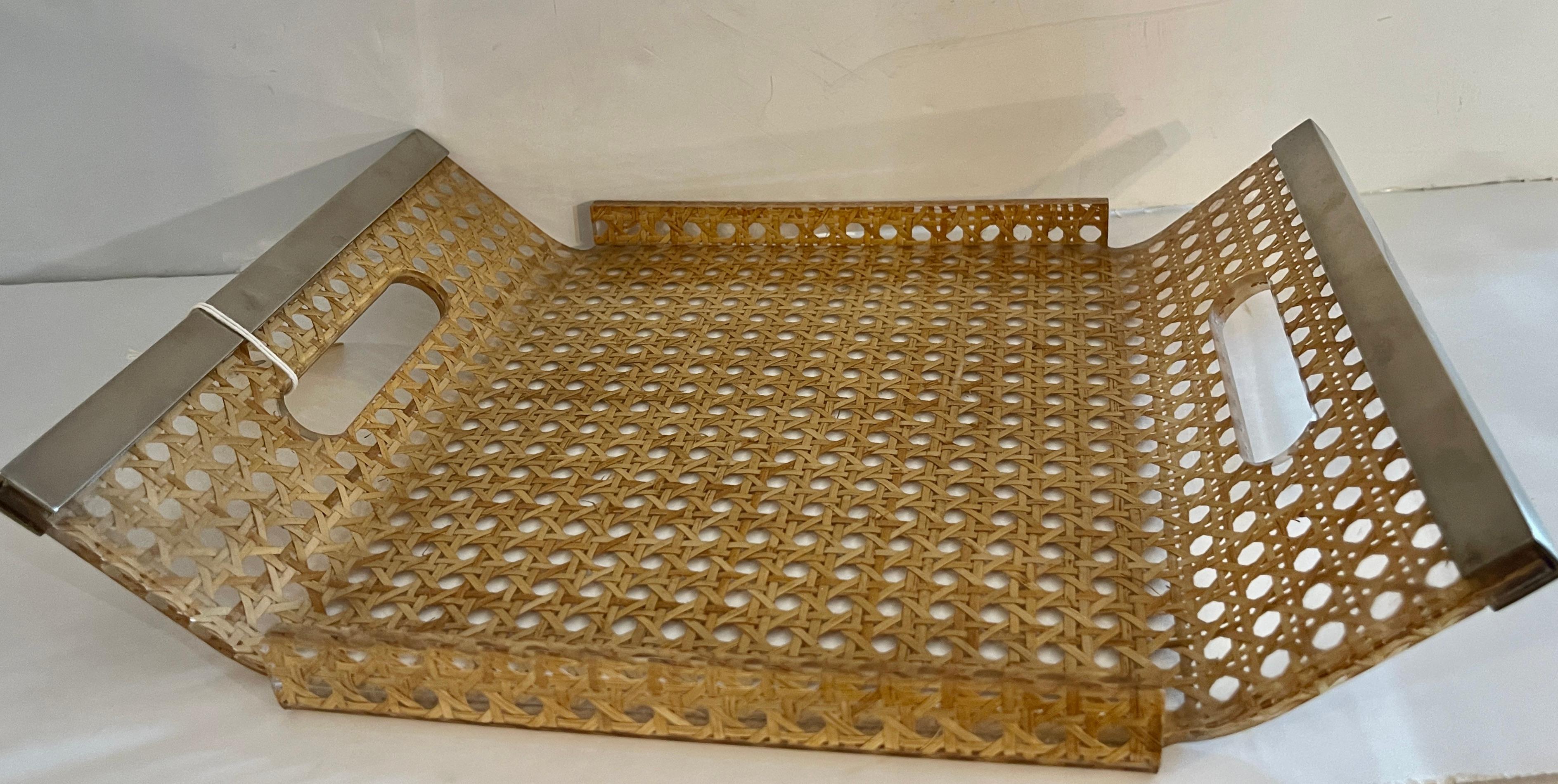 Mid-Century moderno Italian Lucite & Vienna Straw Serving Tray Chrome Handles, 1960-1970 in vendita