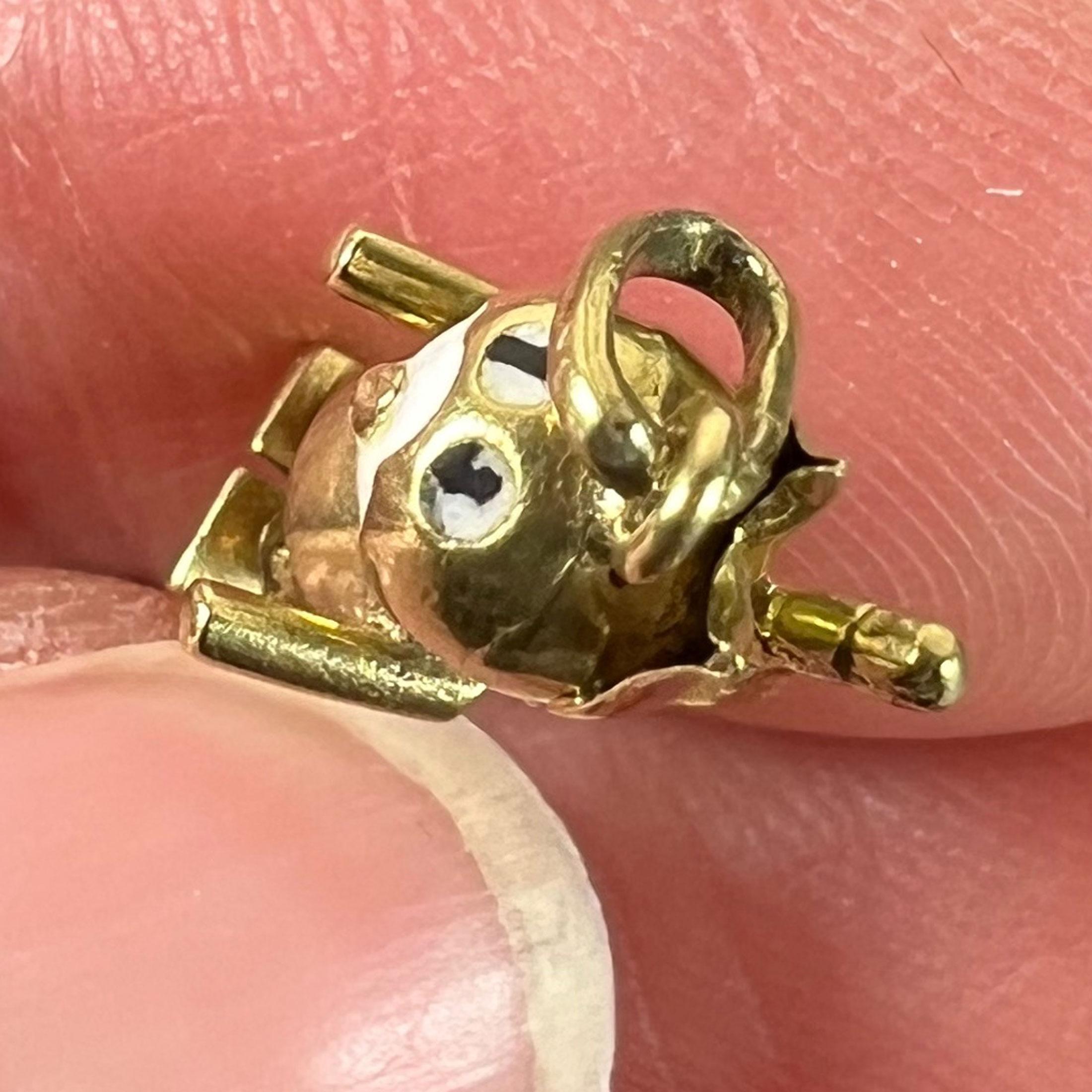 Italian Lucky Cat Enamel 18K Yellow Gold Charm Pendant en venta 7
