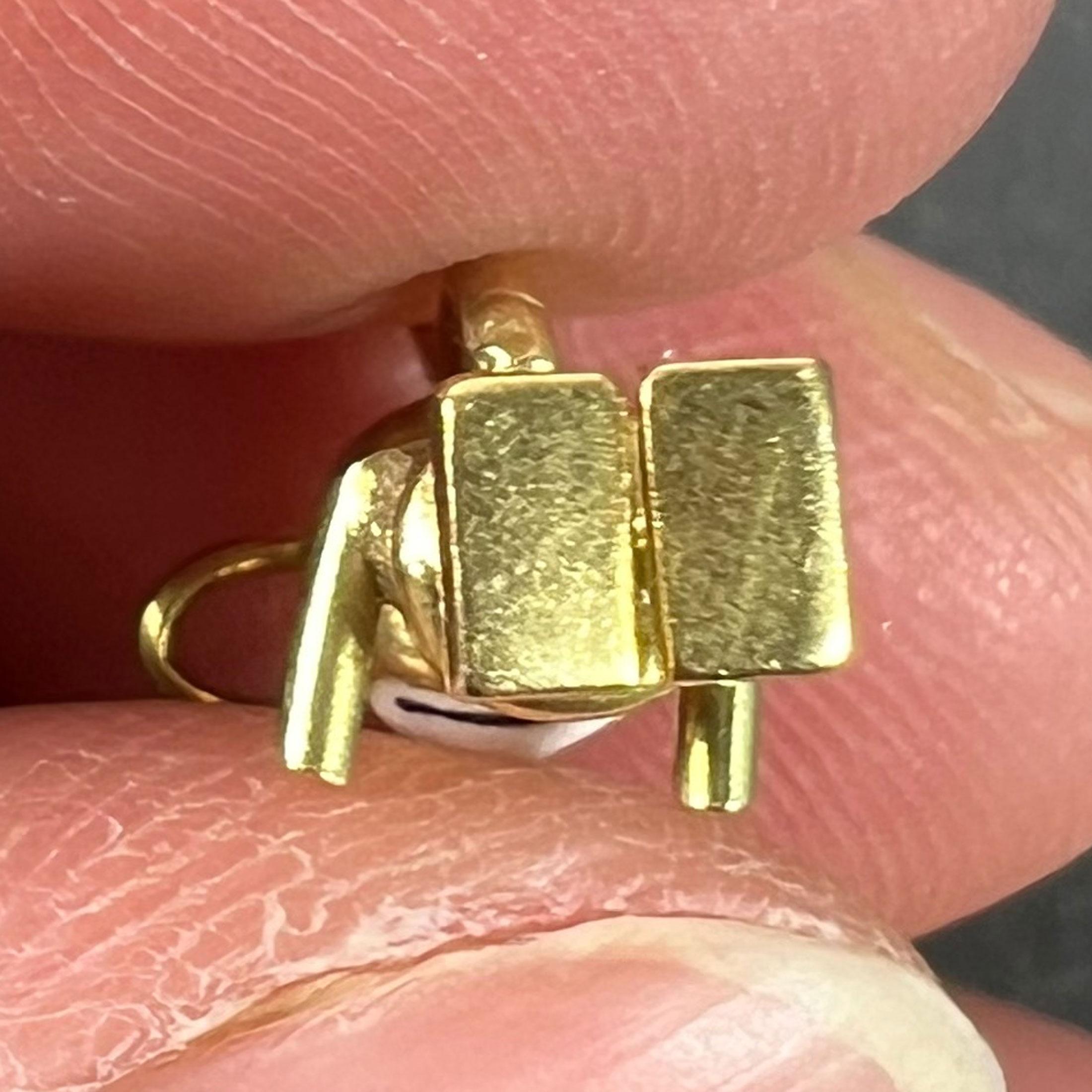Italian Lucky Cat Enamel 18K Yellow Gold Charm Pendant en venta 8