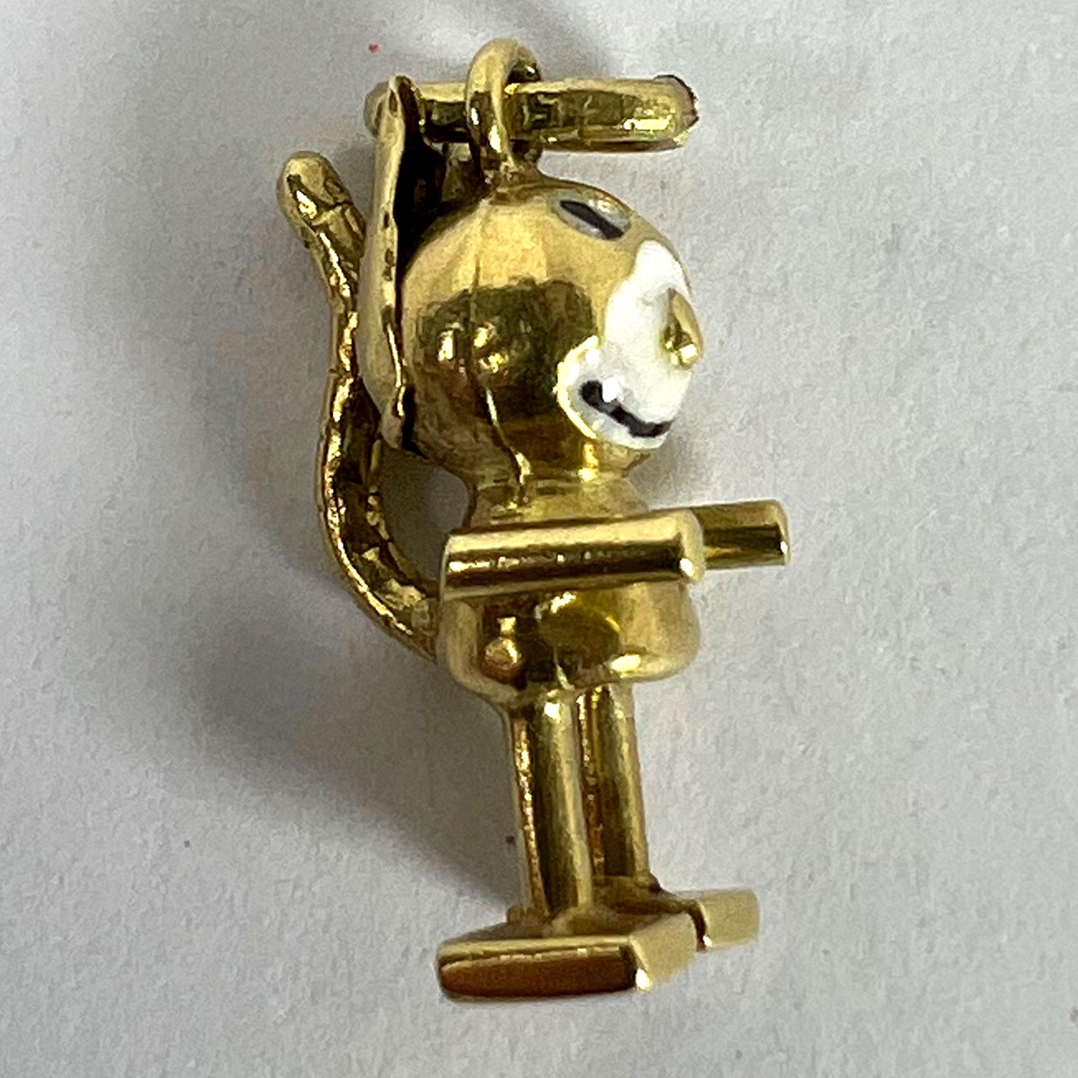 Italian Lucky Cat Enamel 18K Yellow Gold Charm Pendant en venta 11