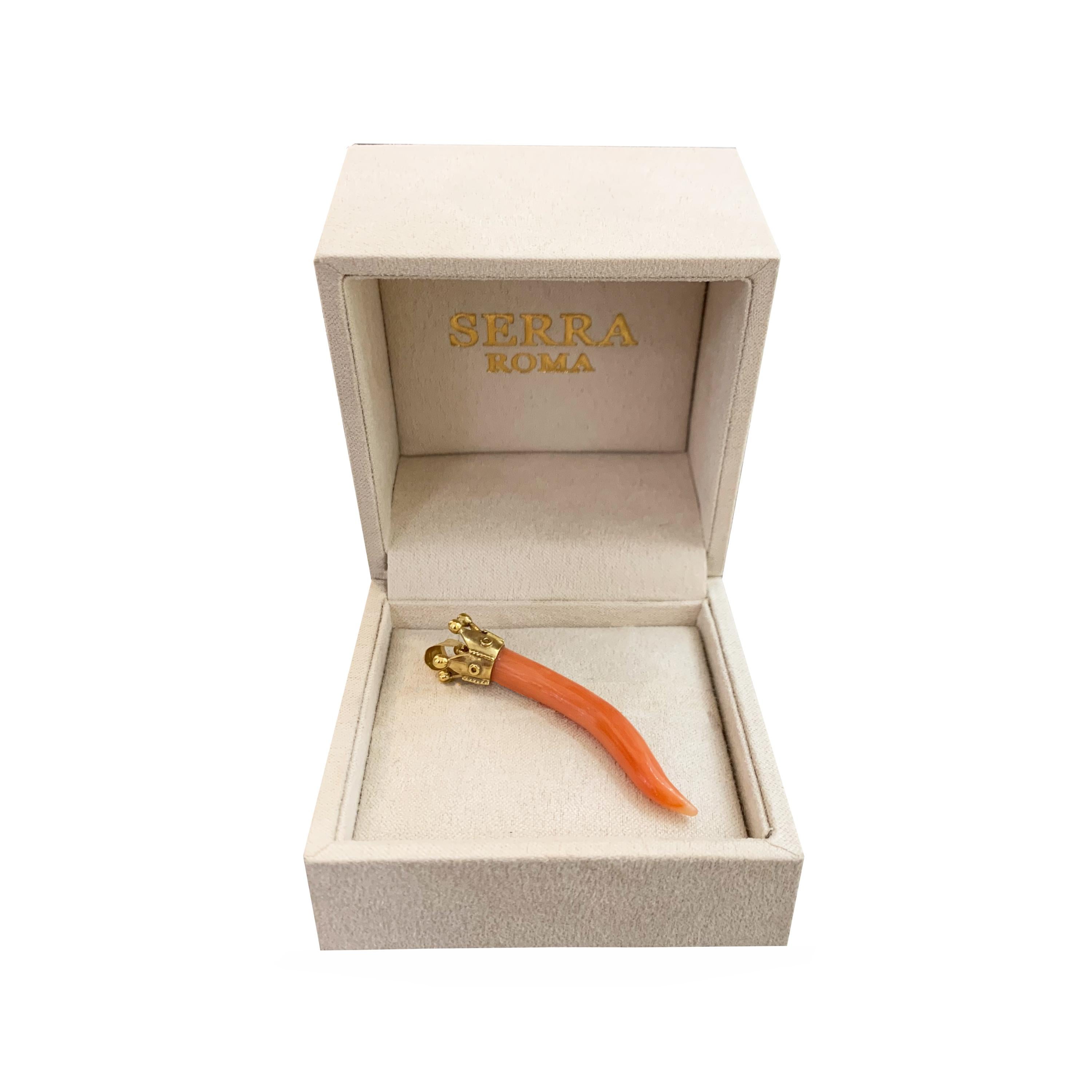 This beautiful italian coral horn and 18 Kt gold was made by an artisan from Torre del Greco, who has a long tradition in coral jewelry .
Going back in time, we begin to find traces of coral in the 3400 BC, the populations, of that historic period,