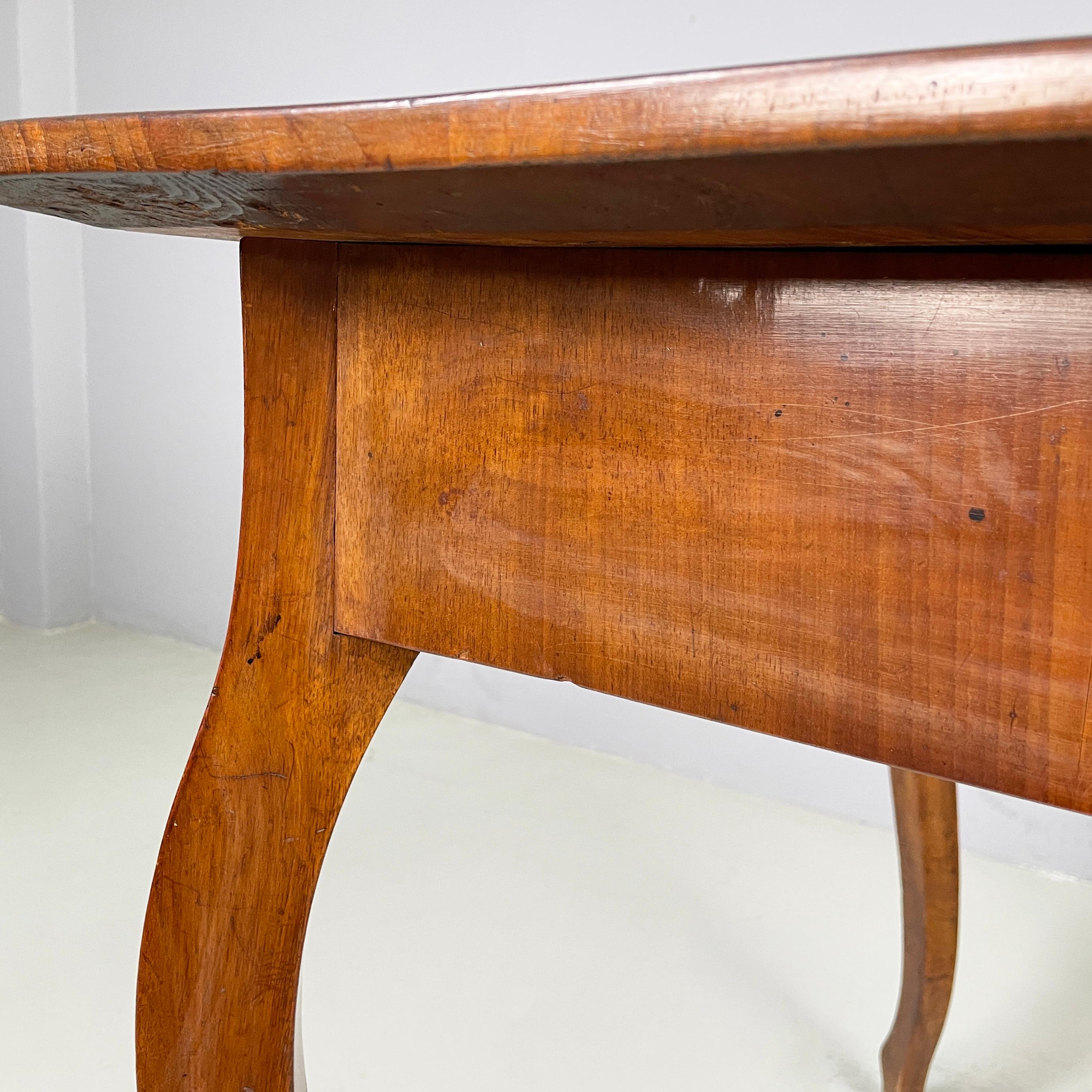 Italian Luigi XVI Desk with drawer in walnut wood, second half 1700s For Sale 8