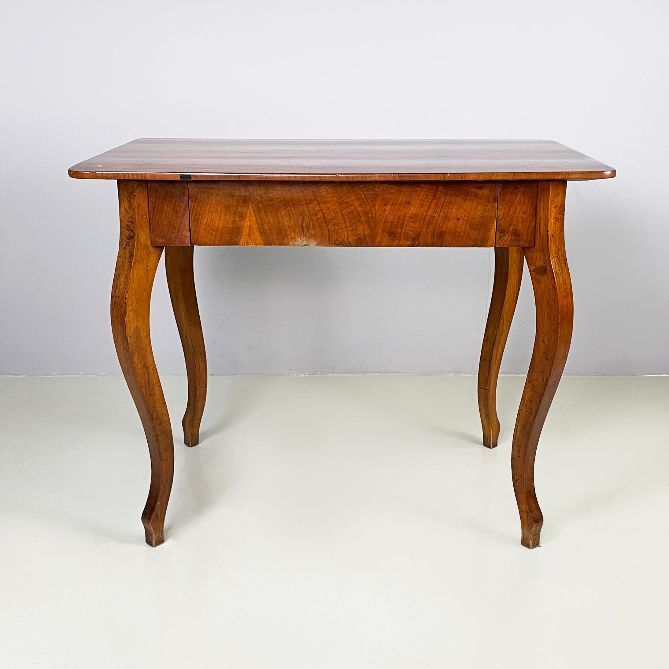 Italian Luigi XVI Desk with drawer in walnut wood, second half 1700s In Good Condition For Sale In MIlano, IT