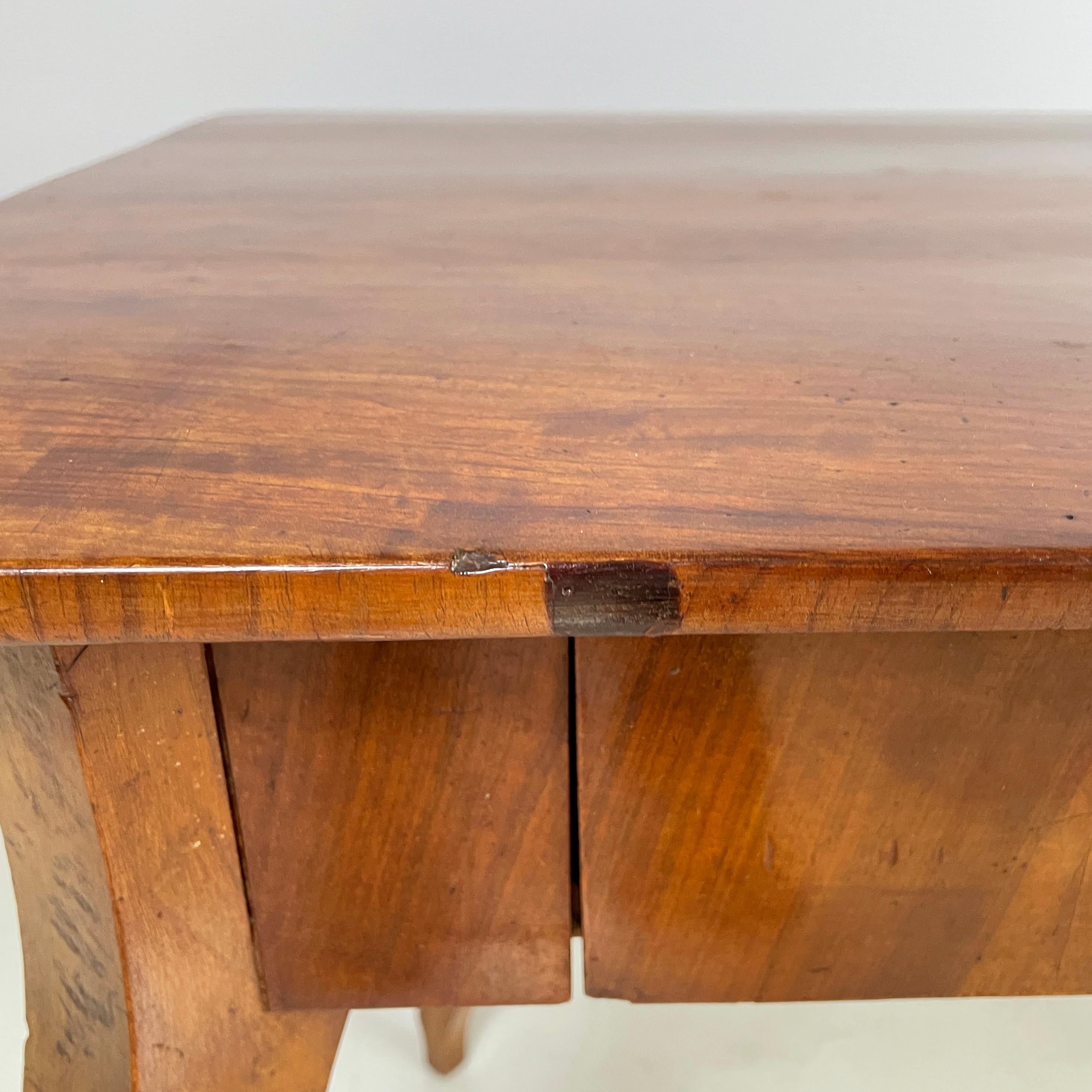 Italian Luigi XVI Desk with drawer in walnut wood, second half 1700s For Sale 2