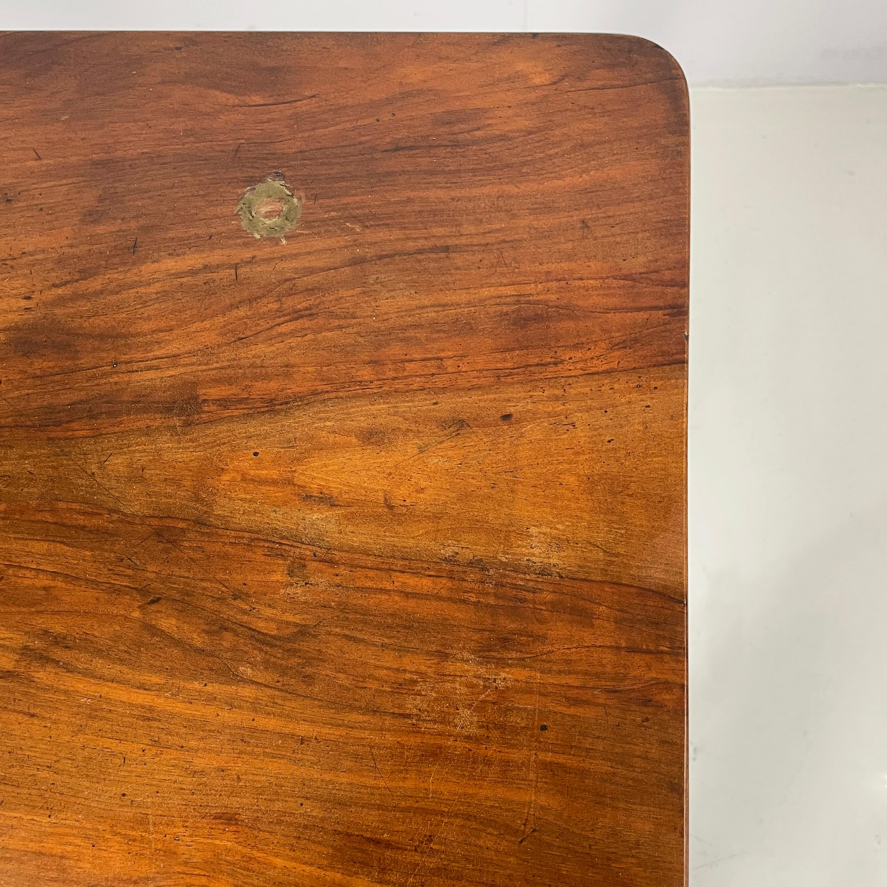 Italian Luigi XVI Desk with drawer in walnut wood, second half 1700s For Sale 4