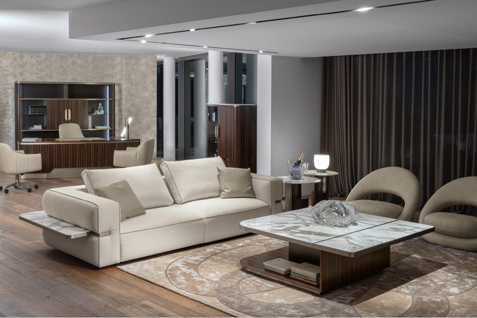 Canapé 3 places Luxor italien en velours et tissu.
Assises et côtés du canapé avec coutures spéciales en mousse de polyuréthane enveloppée d'une couche de mousse de polyuréthane.
plume de duvet. 2 tablettes en marbre insérées au dos et sur les