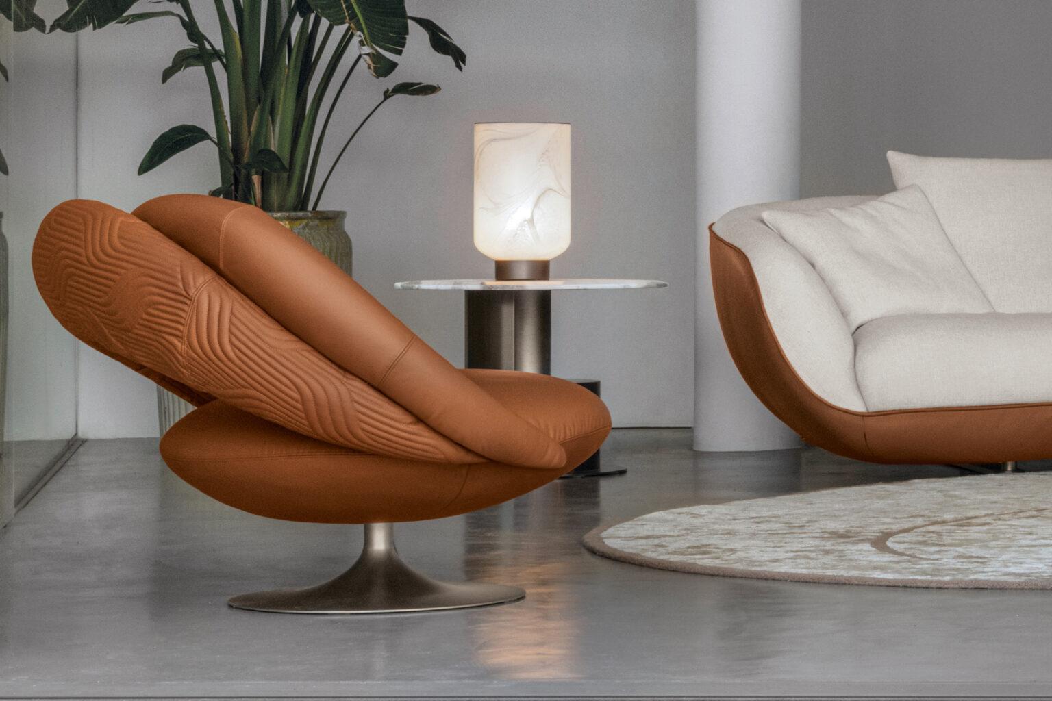 Chaise Club Bigli Occasional Curve en cuir italien.
Chaise d'appoint avec structure en aluminium disponible en cuir de première qualité, nubuk
cuir, cuir imprimé lézard ou tissu. 
Assise et côtés de la chaise avec double piqûre en mousse de
