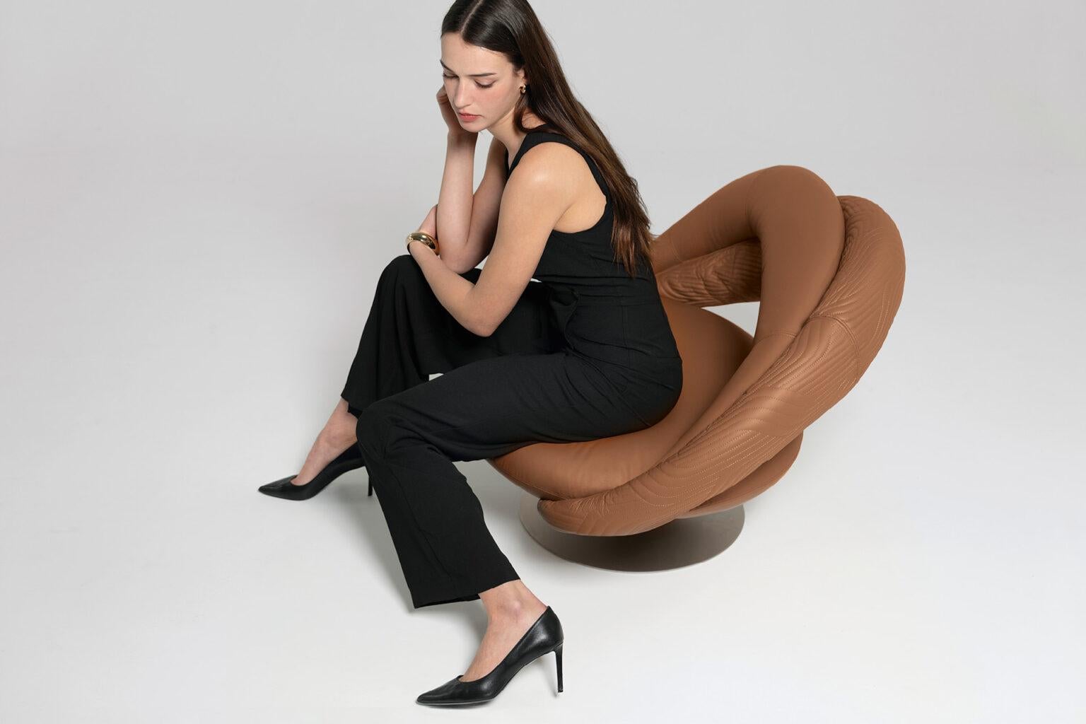 Chaise d'appoint Bigli Round Club en cuir italien Luxor Neuf - En vente à New York, NY