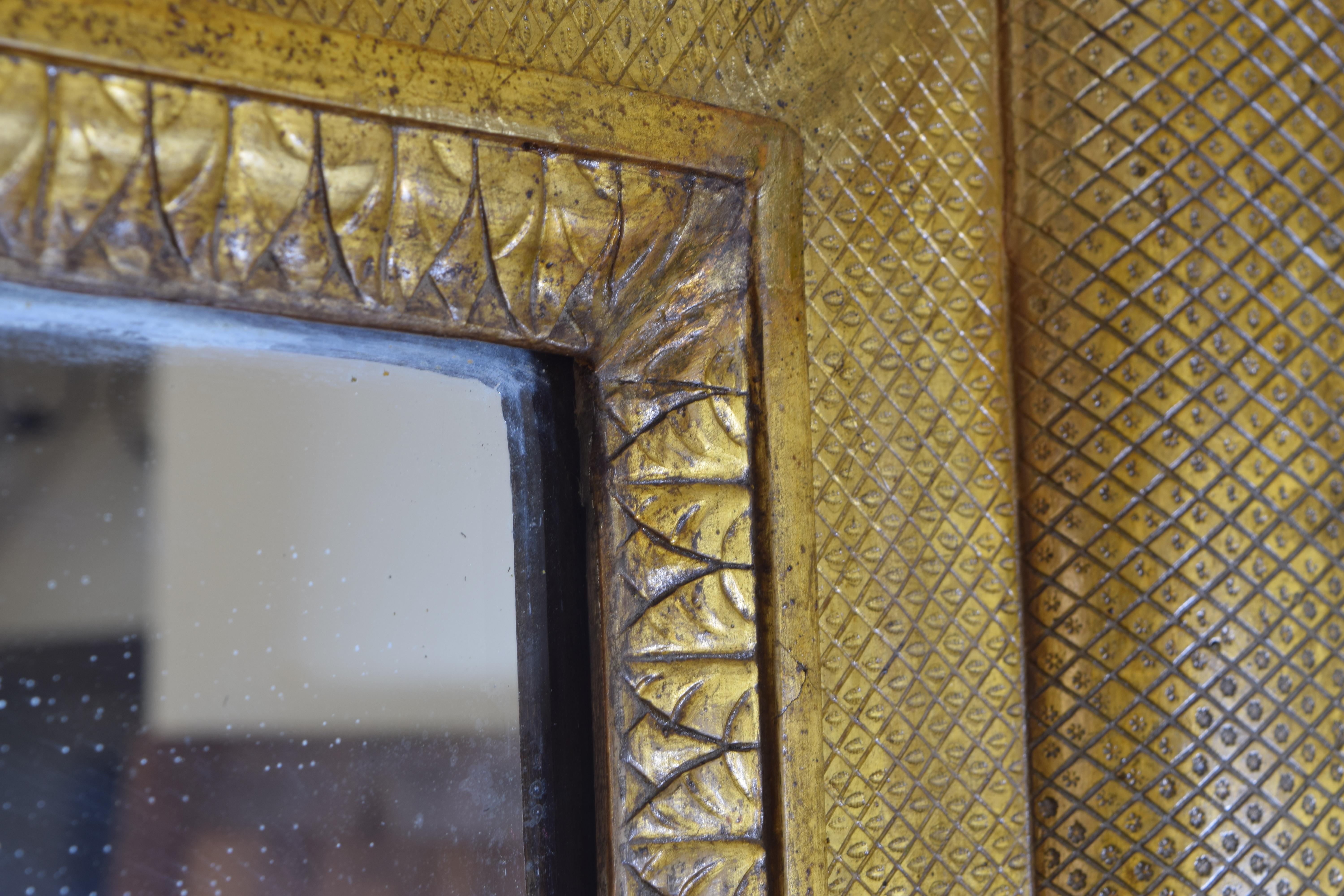 Italienisches Kaiserreich Großer präzise eingeschnittener vergoldeter Gesso-Wandspiegel Anfang 19 im Angebot 3