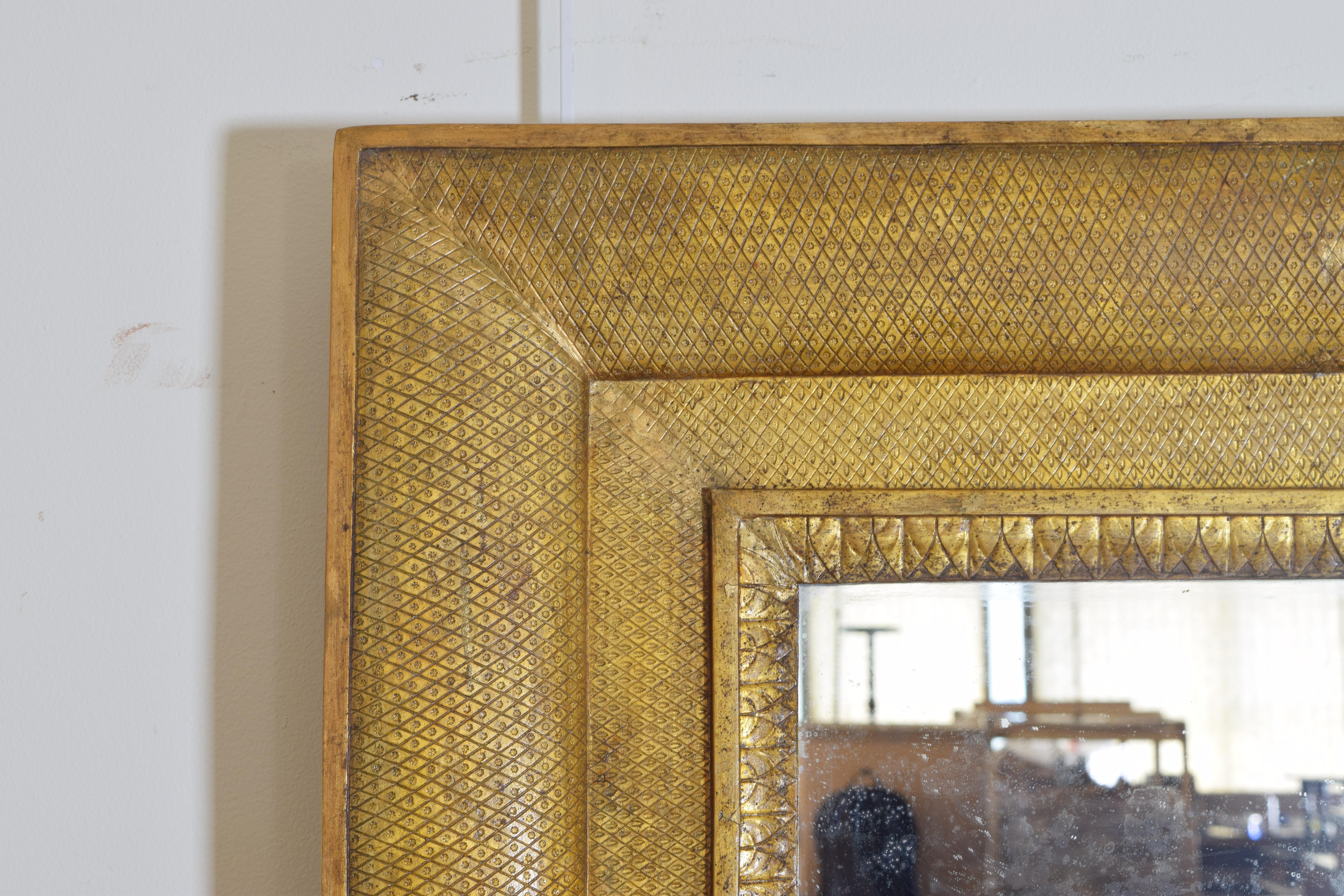 Italienisches Kaiserreich Großer präzise eingeschnittener vergoldeter Gesso-Wandspiegel Anfang 19 im Zustand „Gut“ im Angebot in Atlanta, GA