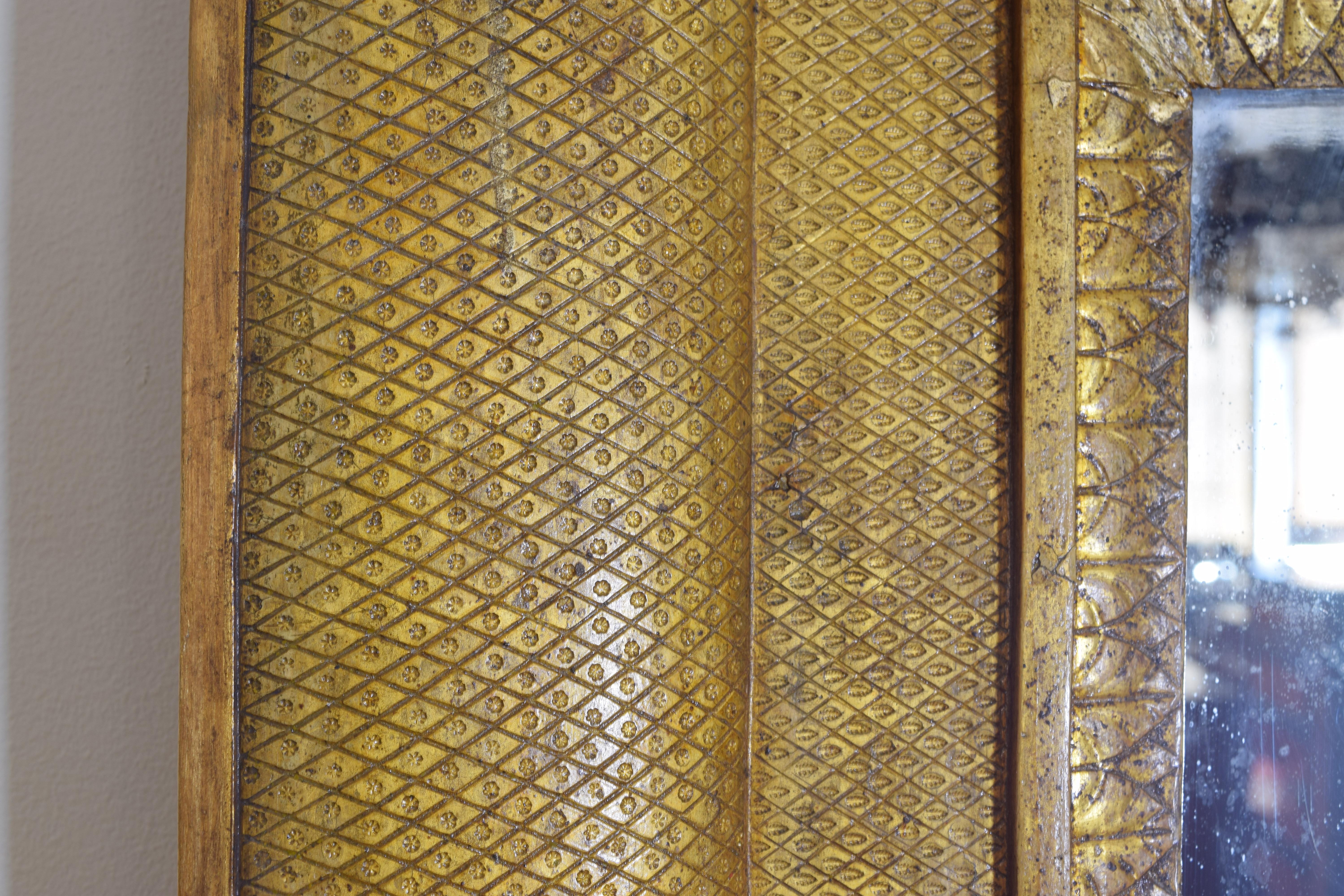 Italienisches Kaiserreich Großer präzise eingeschnittener vergoldeter Gesso-Wandspiegel Anfang 19 (Vergoldetes Holz) im Angebot