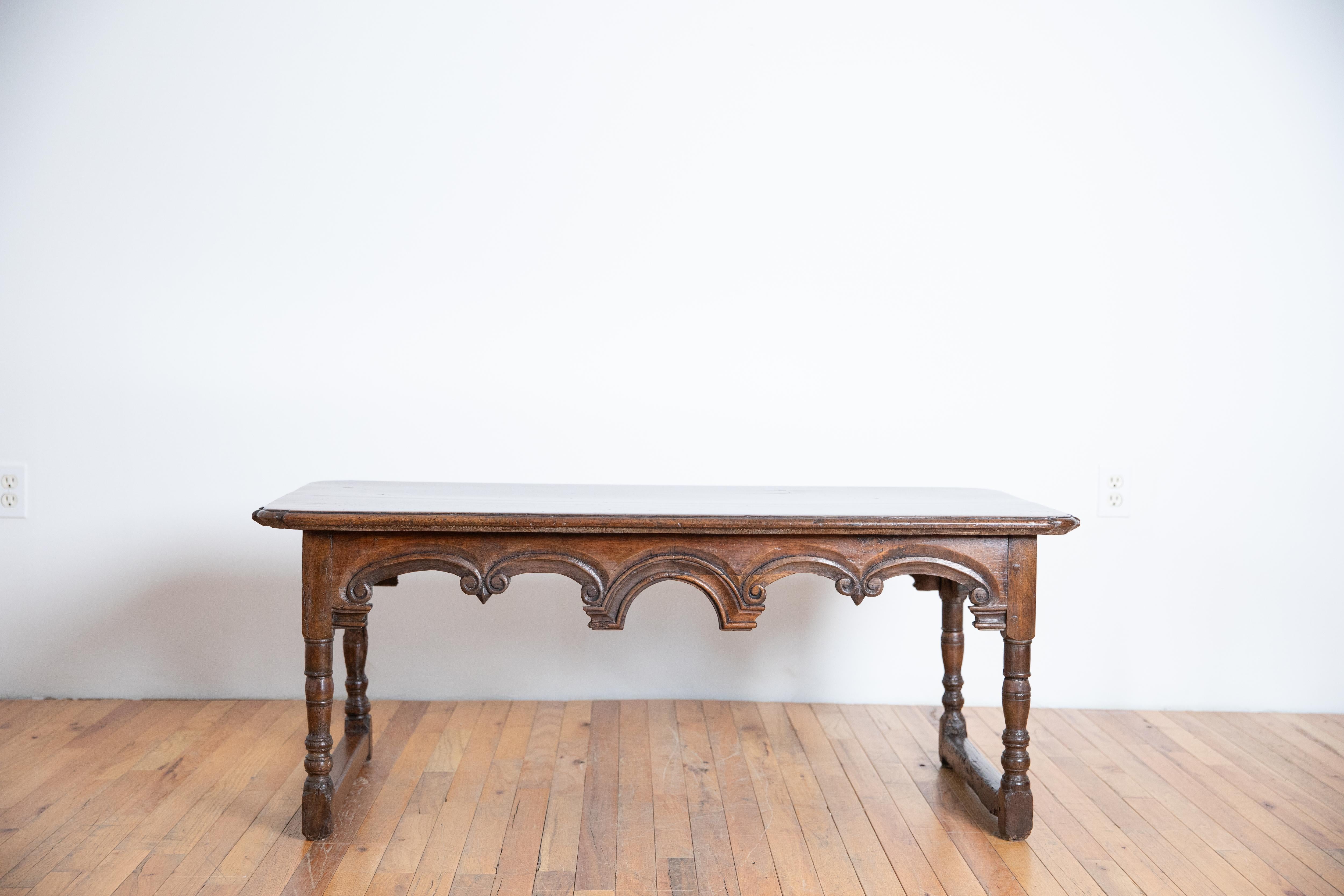 Sculpté à la main Table basse italienne en noyer sculpté d'époque LXIV, début du 18e siècle en vente
