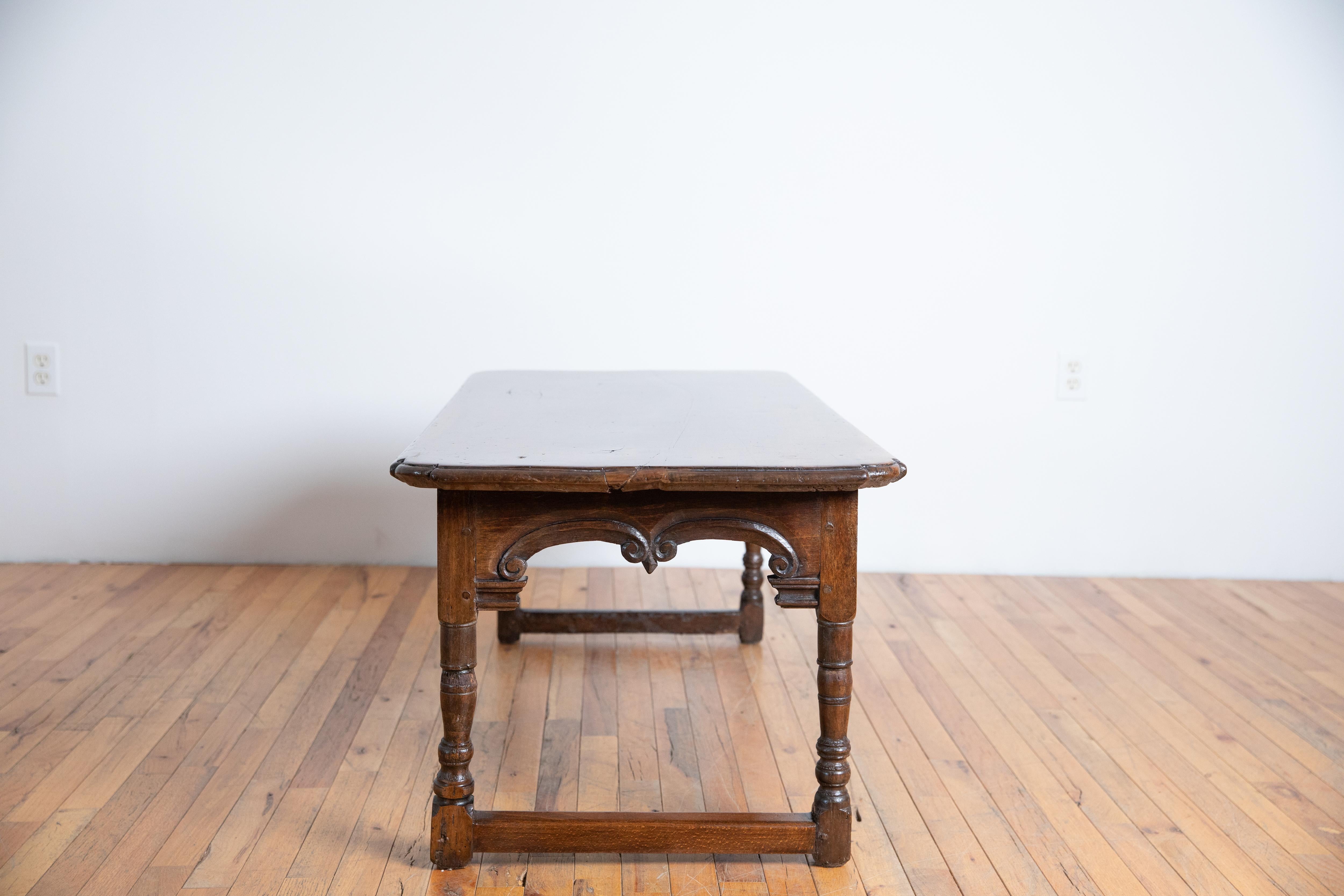 Table basse italienne en noyer sculpté d'époque LXIV, début du 18e siècle Bon état - En vente à Atlanta, GA