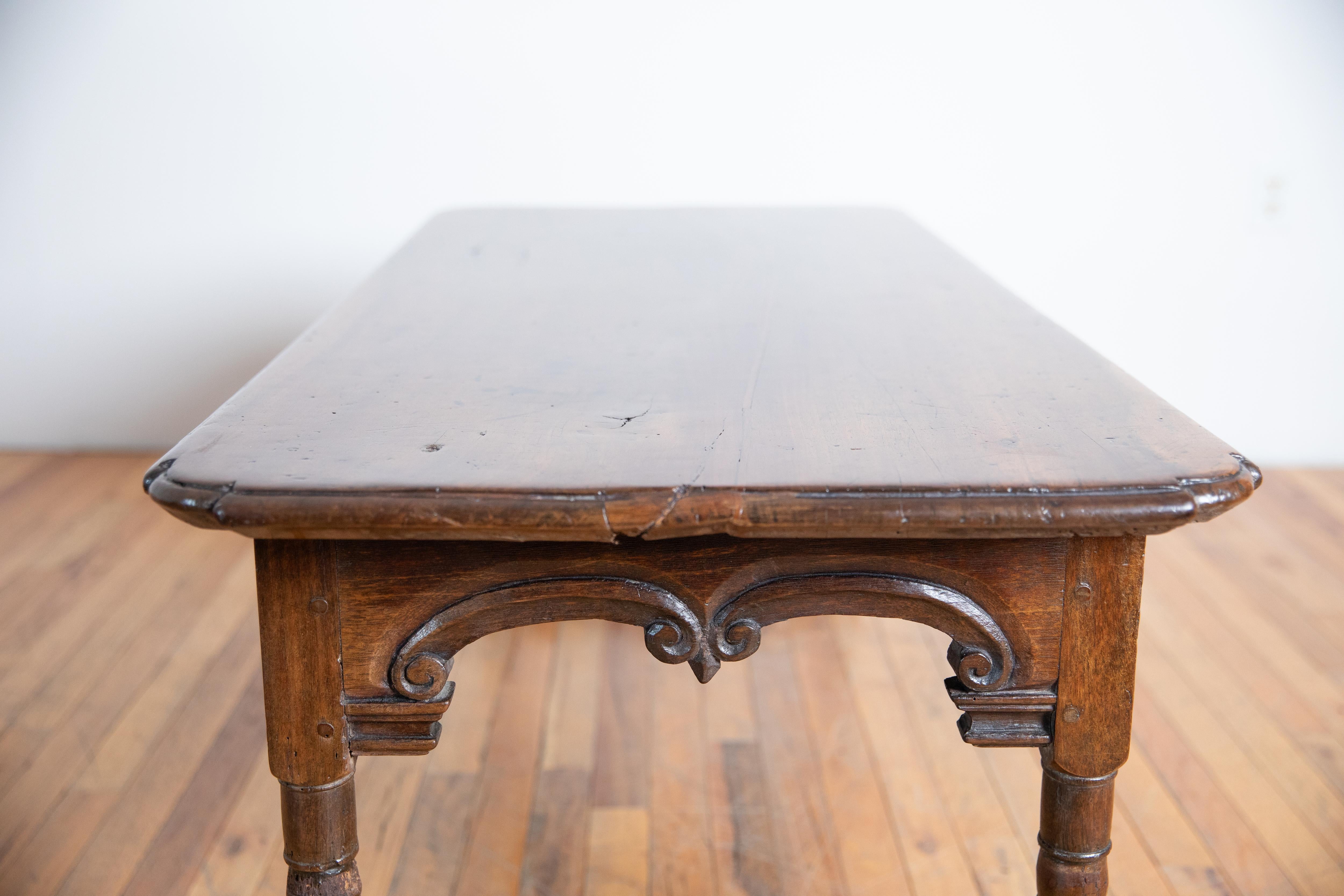 Début du XVIIIe siècle Table basse italienne en noyer sculpté d'époque LXIV, début du 18e siècle en vente