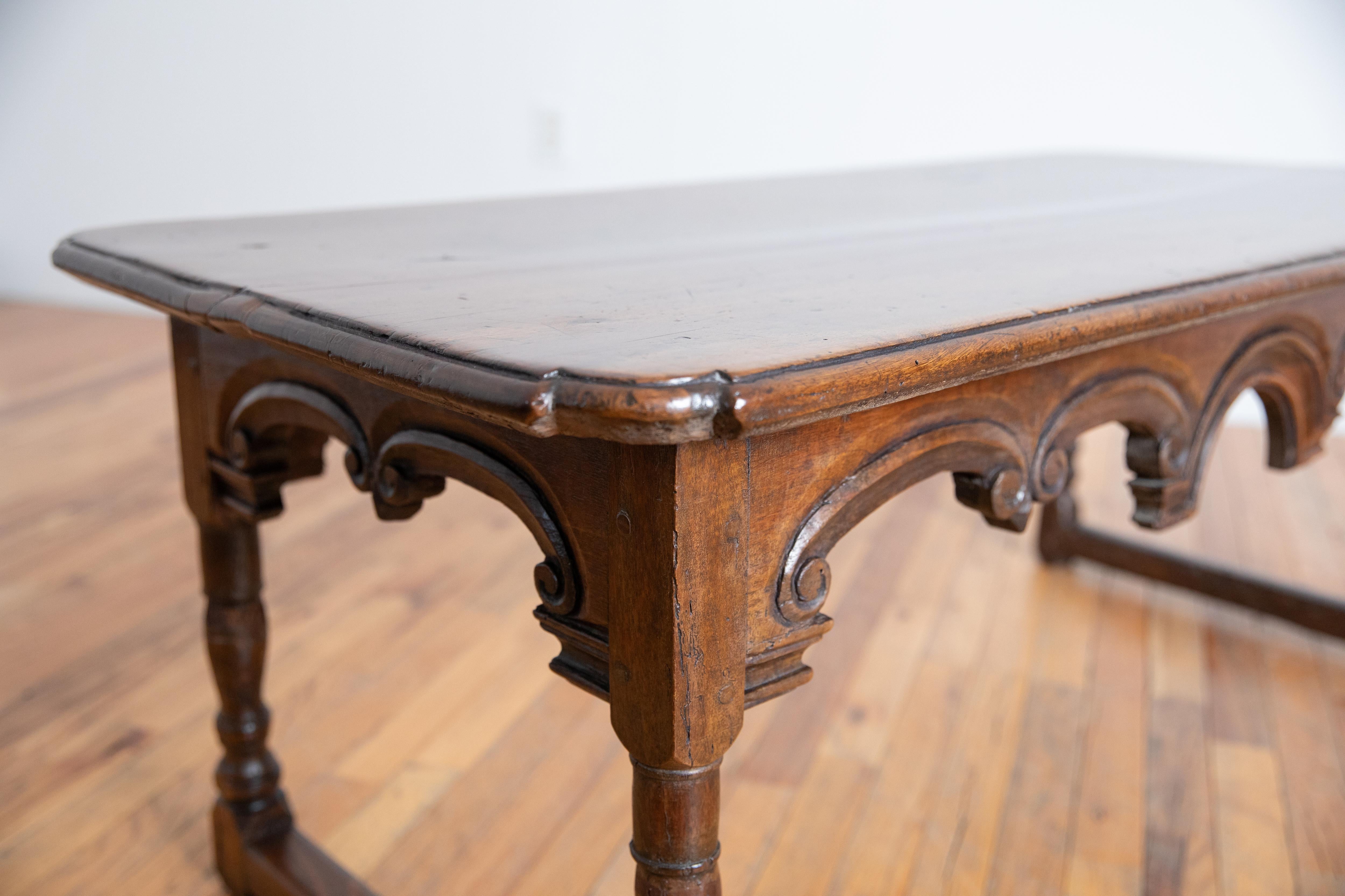 Noyer Table basse italienne en noyer sculpté d'époque LXIV, début du 18e siècle en vente
